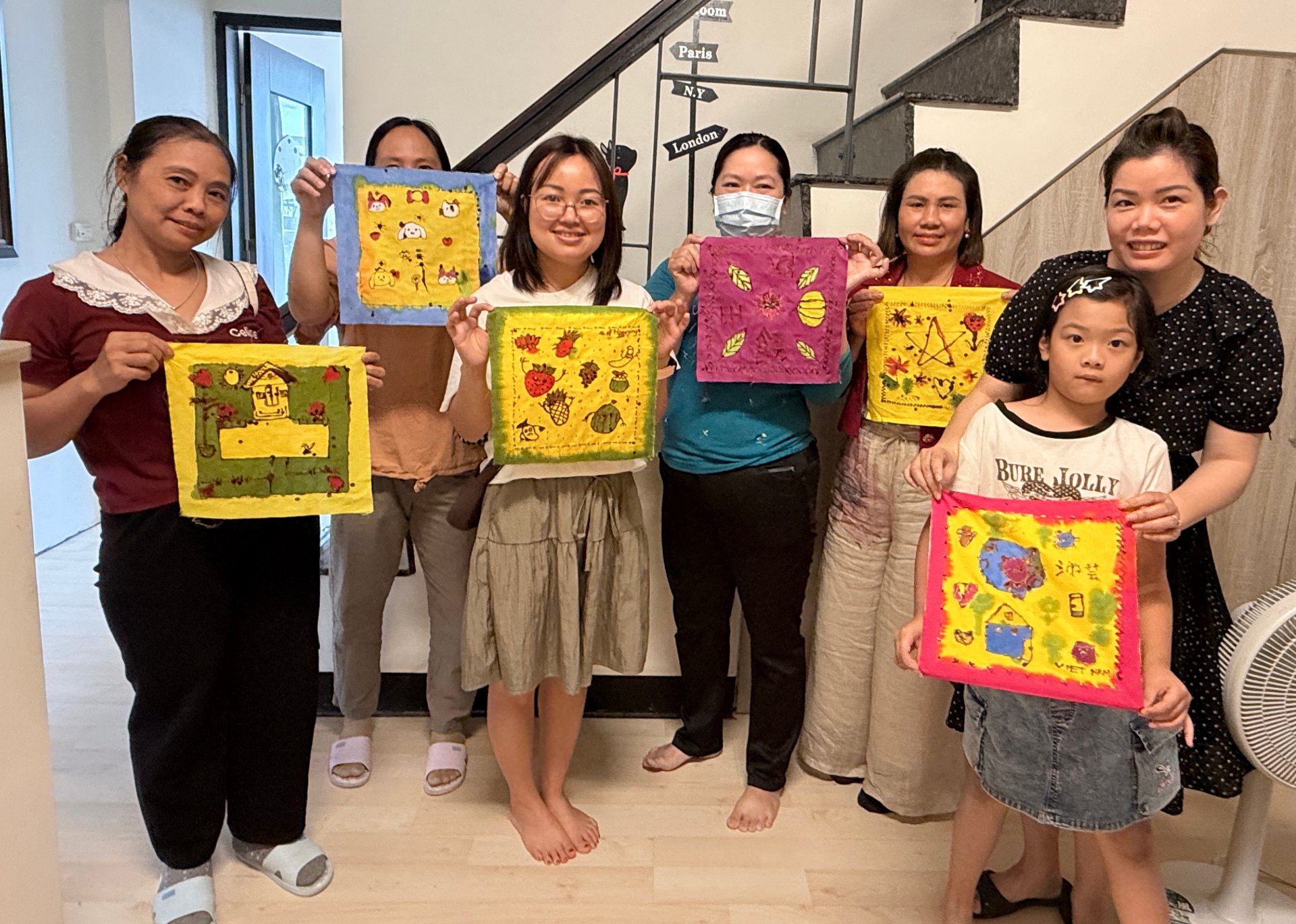 參與活動的越南新住民與孩子合影留念，部分蠟染作品是由家長與孩子合力創作，展現溫馨的親子交流。