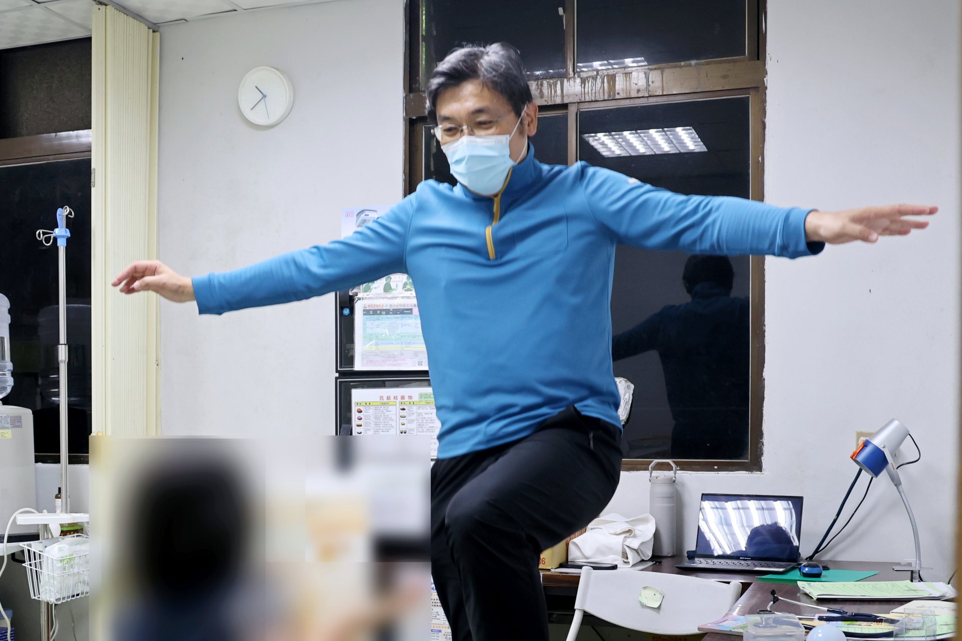 張雲傑主任在評估現場透過堆積木、丟球互動、圖像辨識及對話，觀察孩子在粗大動作、精細動作、語言認知和互動上的表現。