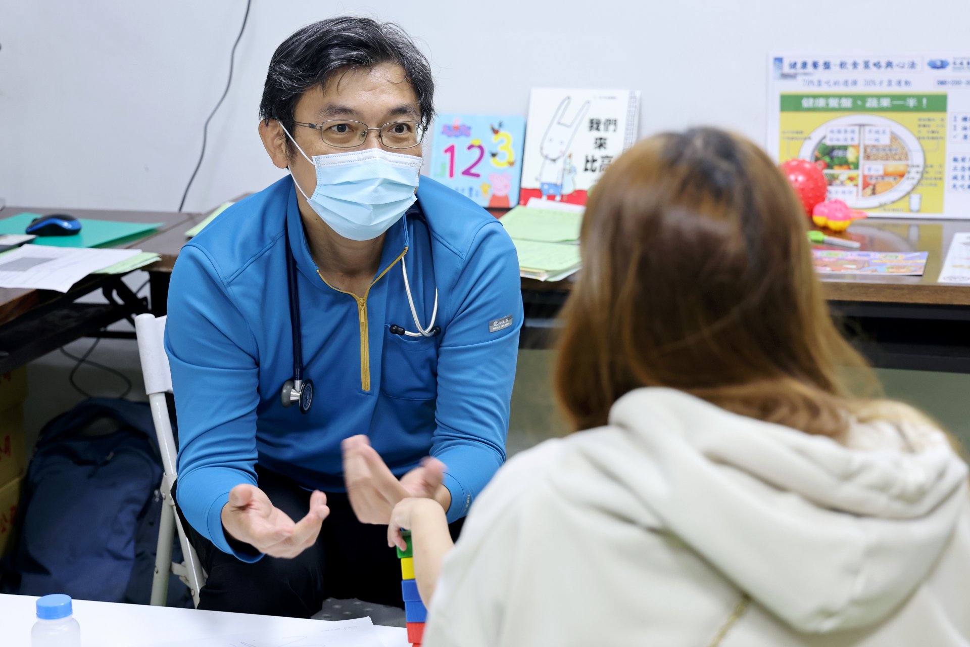 花蓮慈院兒保醫療中心主任張雲傑和在地衛生所合作，讓家長能在熟悉的社區環境中，陪伴孩子把握成長黃金期。