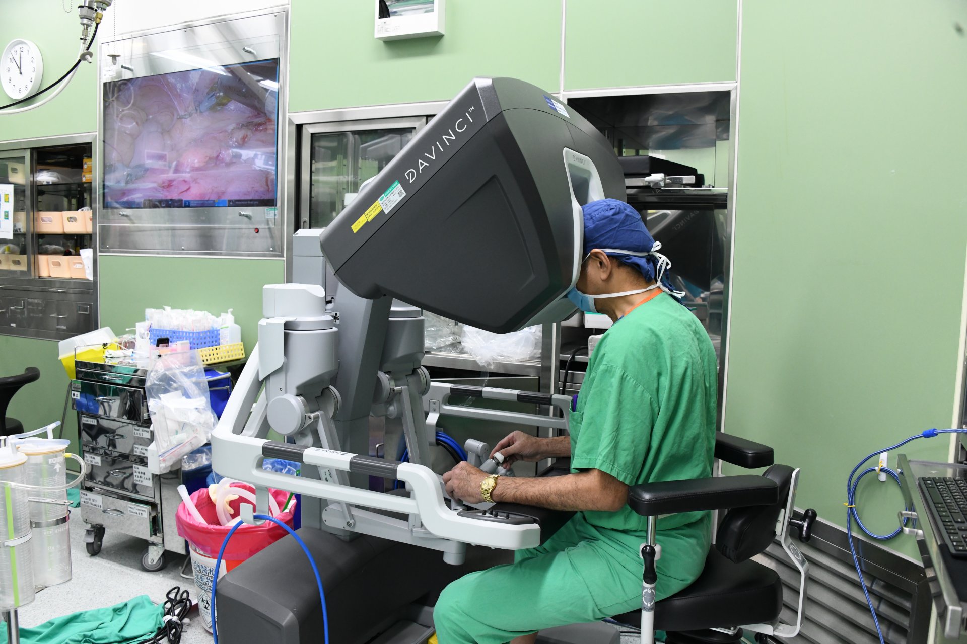 尹文耀醫師評估林太太身體條件後，為達更高的安全性和精確度，以達文西機器手臂手術進行，成為大林慈院以達文西手術活腎移植第一例。