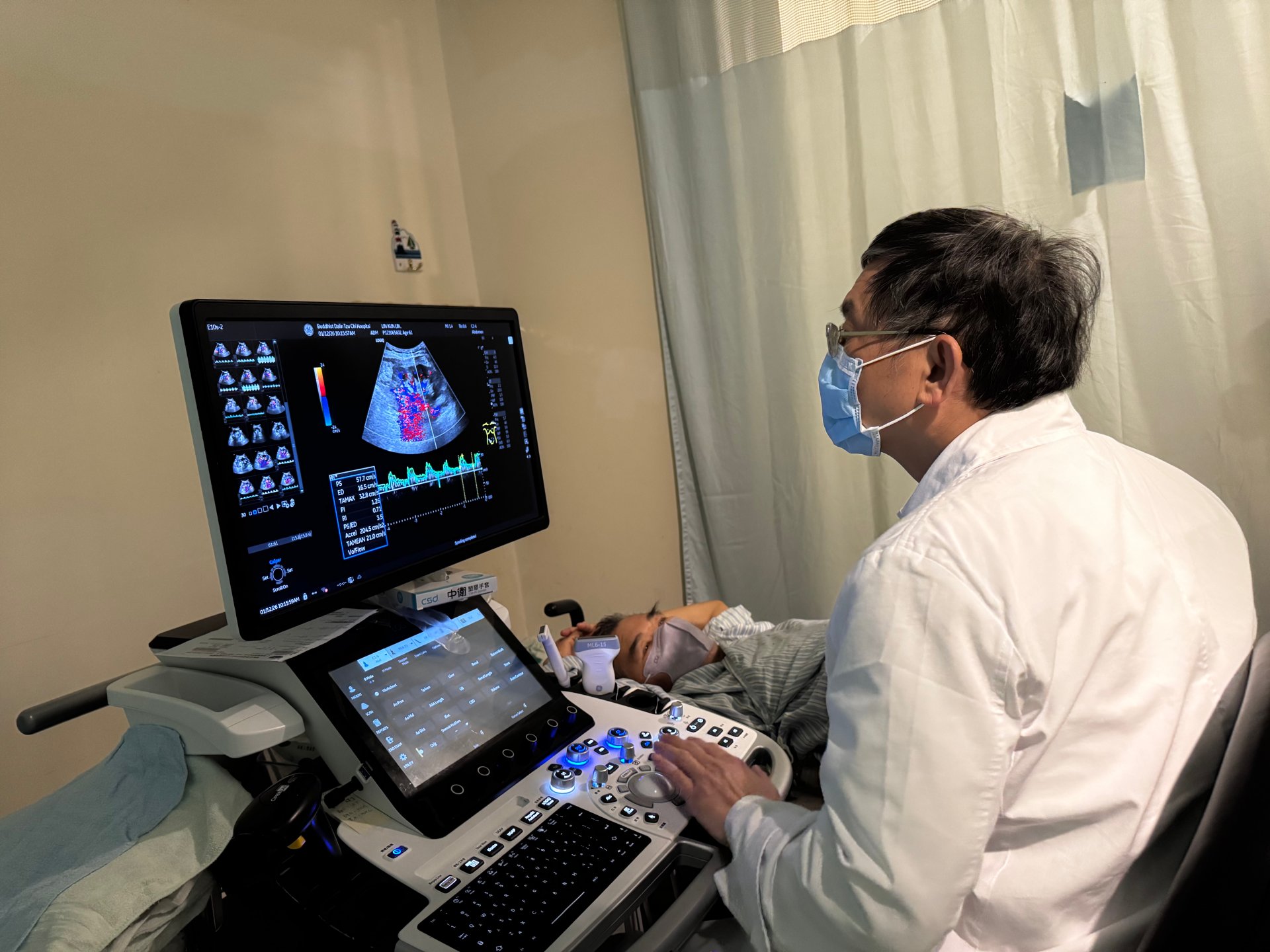 林先生移植手術後，由影像醫學科醫師林志文進行超音波追蹤檢查。