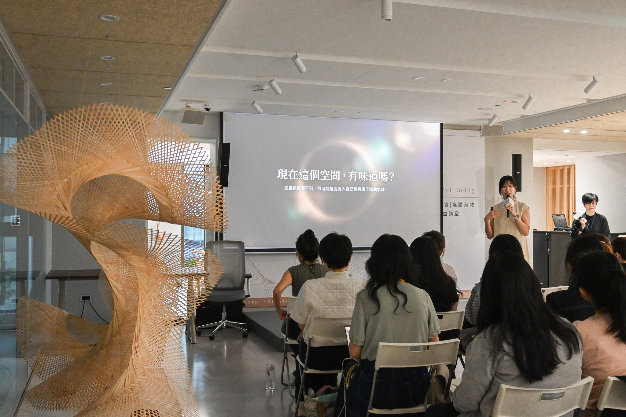 氣味流動之間，喚醒情緒與記憶的深層連結。