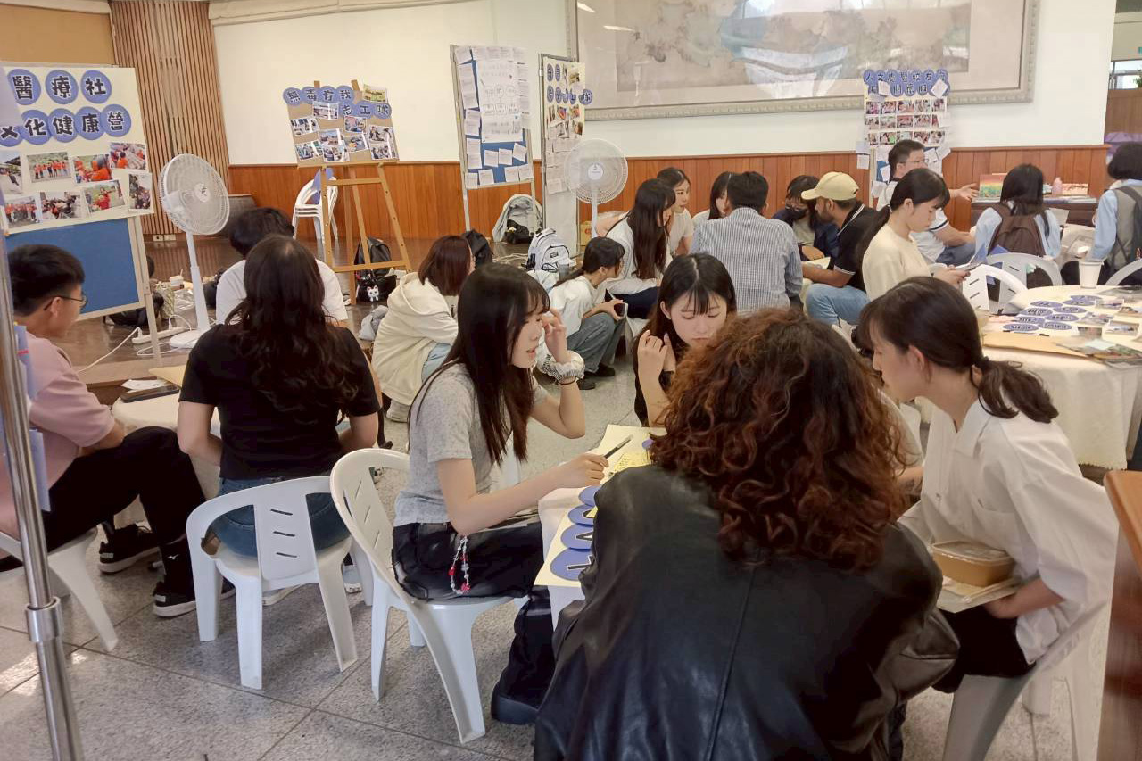 慈濟大學服務團隊也透過擺攤向參與師生介紹團隊於服務時的故事與感動，並於擺攤結束