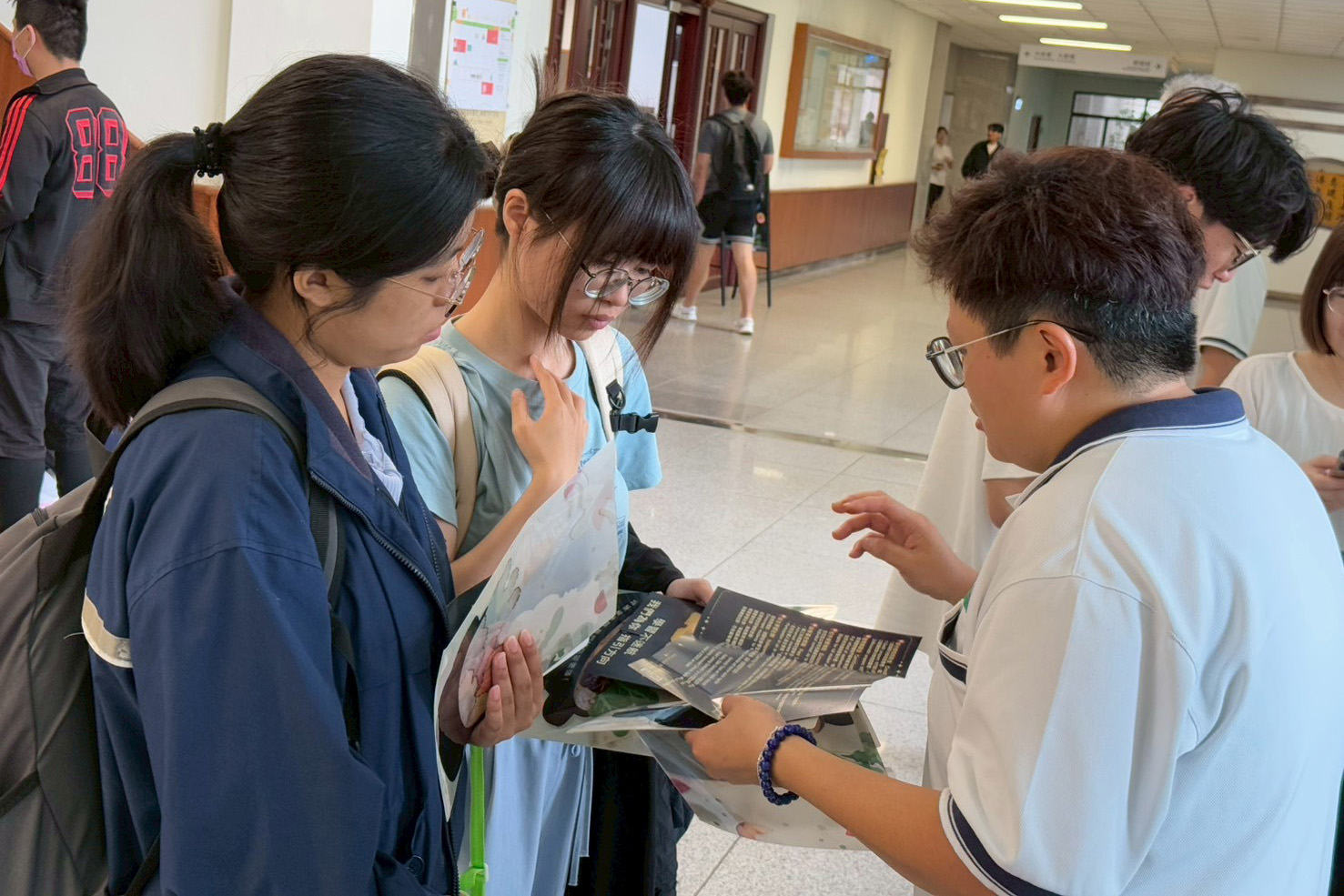 教資中心學習資源組透過轉盤遊戲與師生互動，介紹學習相關資源