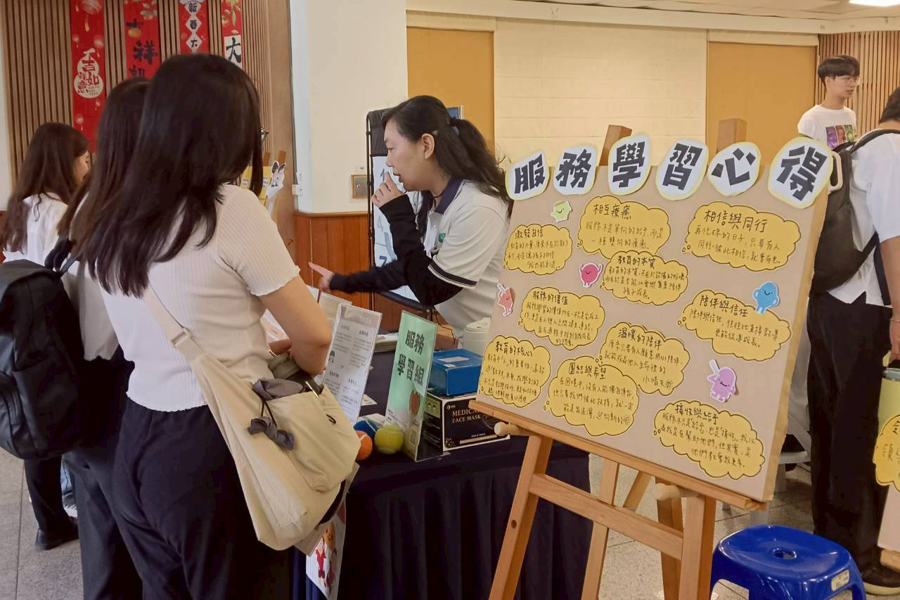 教資中心服務學習組進行志願服務紀錄冊、各項補助資源的推廣與介紹