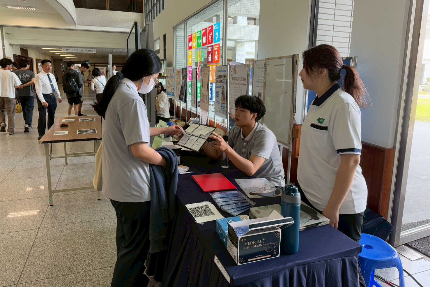 教資中心教師專業組透過翻牌遊戲與師生共同創造資源之話題