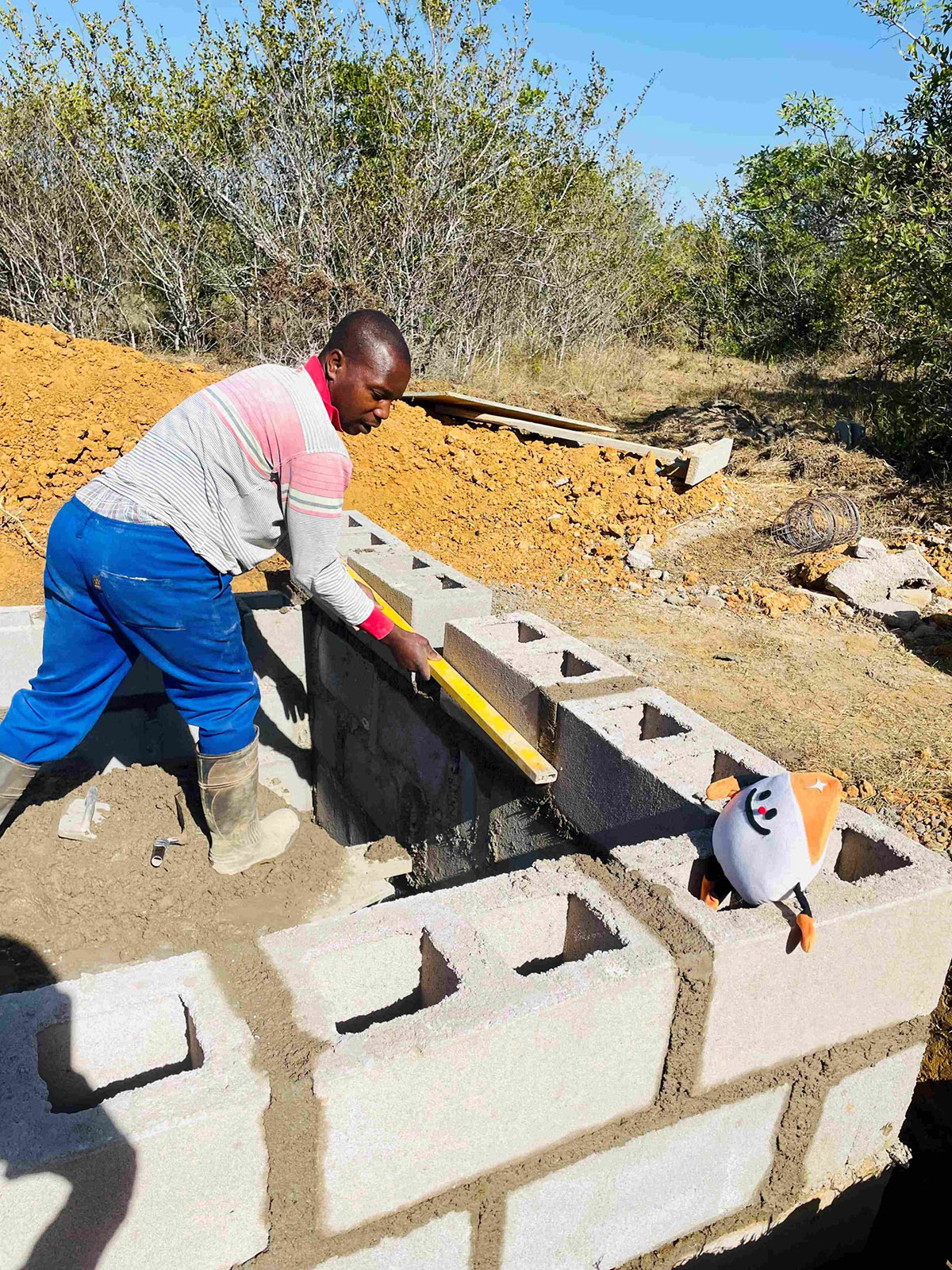 援米計畫，搭配以工代賑，強化社區長期發展工作，也守護居民尊嚴。 