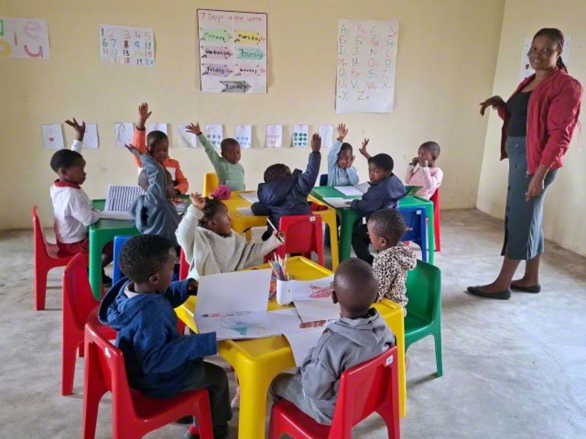 台灣世界展望會在當地社區設立鄰里照顧據點，讓孩子有學習和遊玩的空間，不必露天上課。