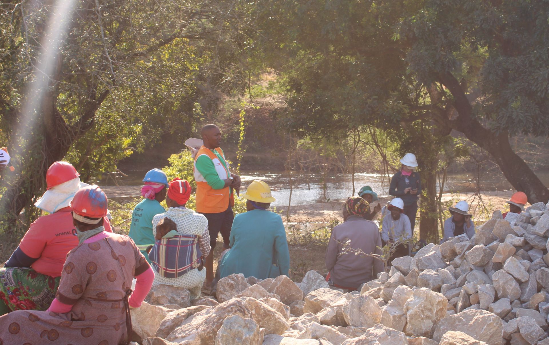 結合社區的復甦工作，讓民眾參與社區基礎建設，如道路修繕、開墾等換取糧食，提升自給能力。