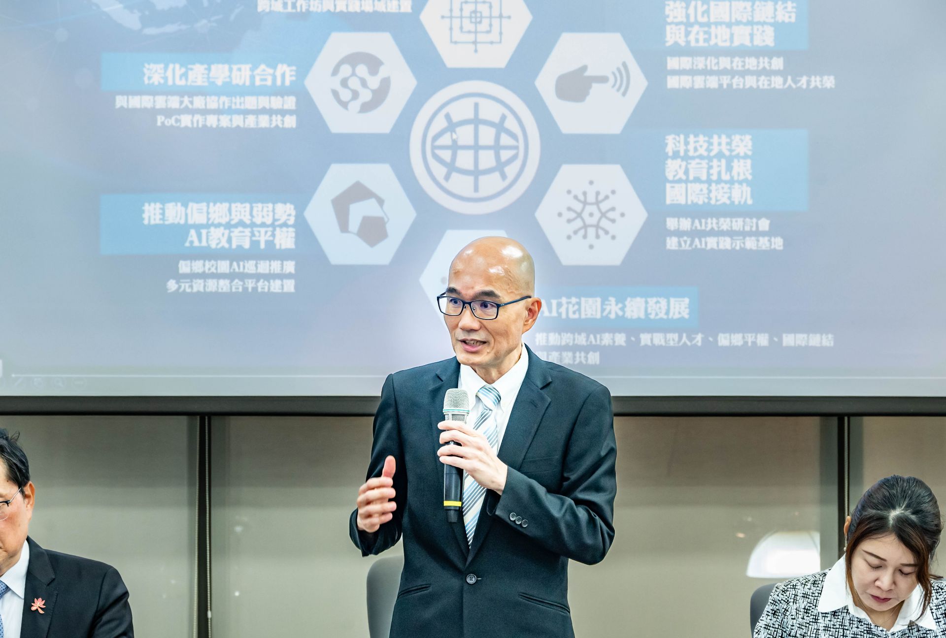 臺東大學鄭憲宗校長提出「AI花園」理念，推動偏鄉與弱勢的AI教育平權。