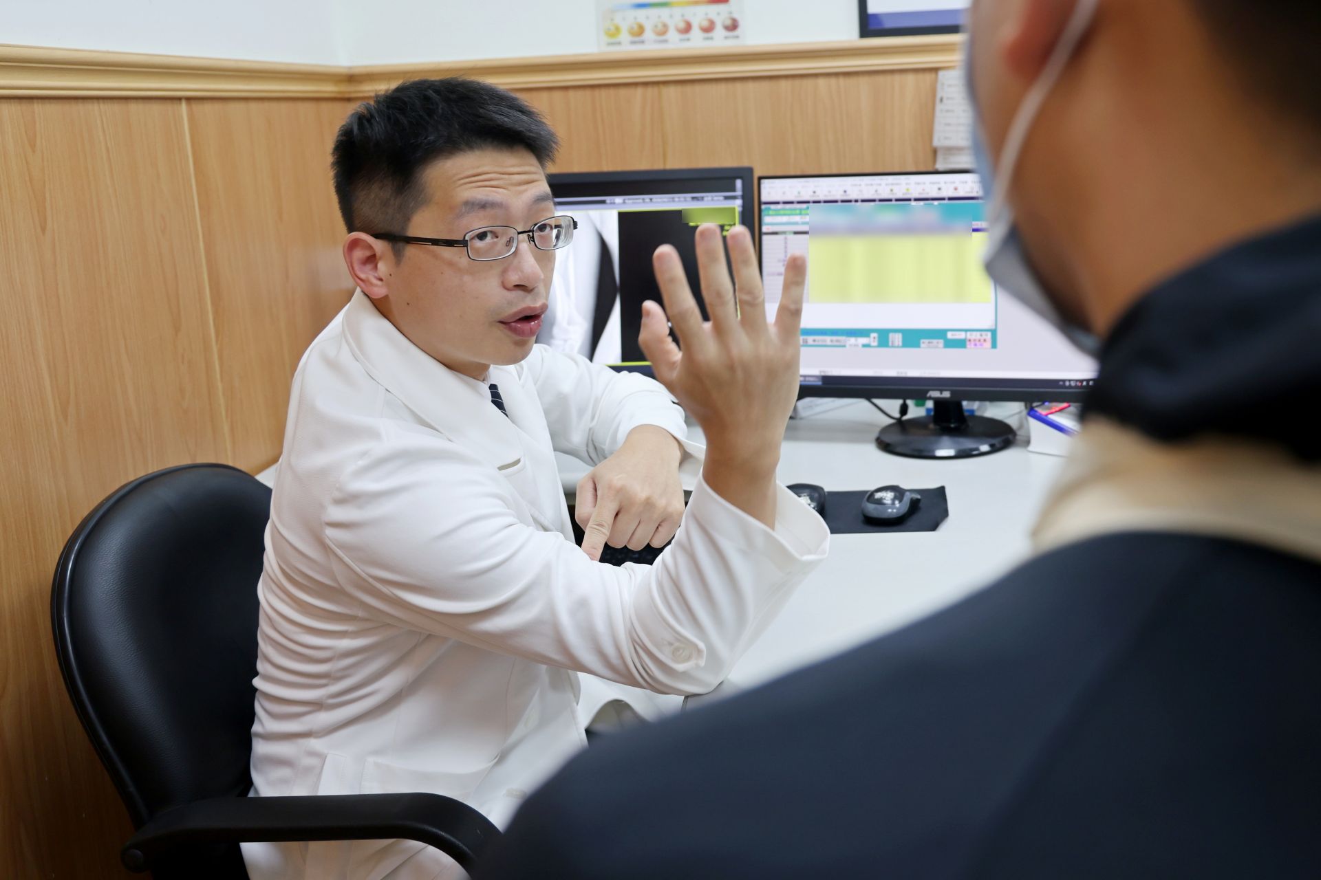 花蓮慈濟醫院骨科醫師張家銘指出，比腕力骨折並非罕見，主要來自瞬間強大的扭轉力，提醒民眾切勿逞強，以免樂極生悲。