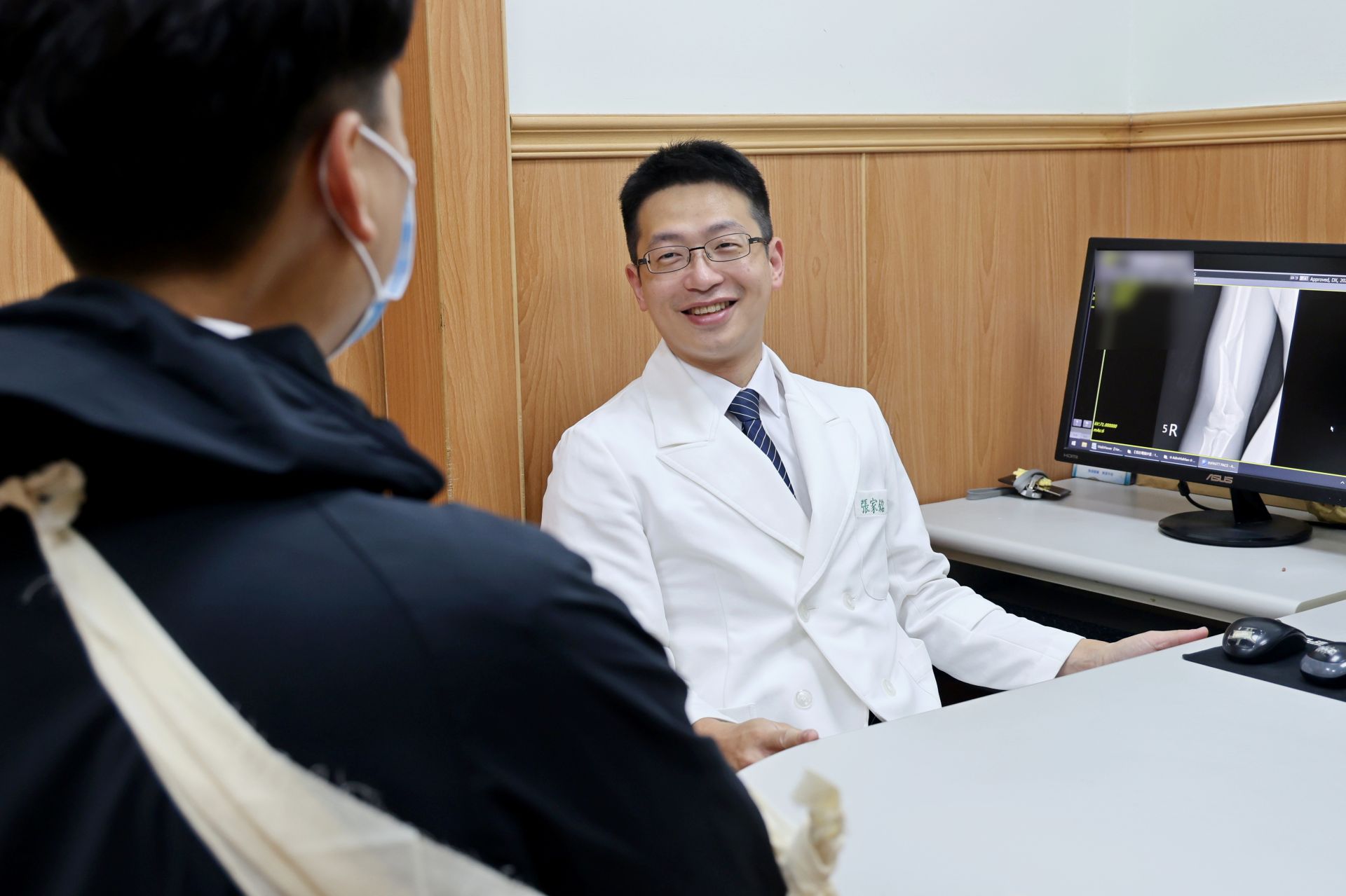 花蓮慈濟醫院骨科醫師張家銘指出，比腕力骨折並非罕見，主要來自瞬間強大的扭轉力，提醒民眾切勿逞強，以免樂極生悲。