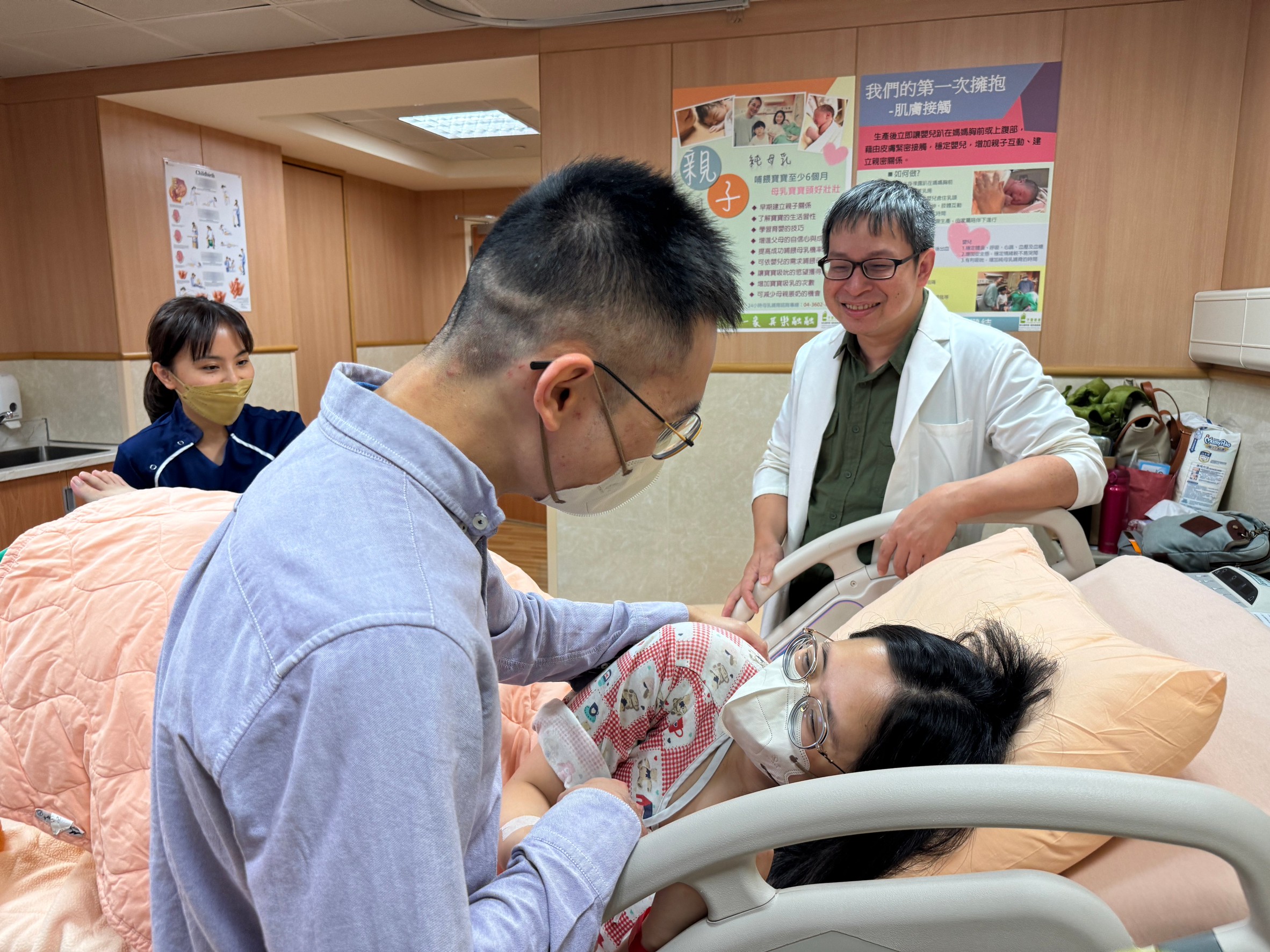 婦產科醫師蘇修緯（右一）與助產師（左一）攜手溫柔生產共照模式，為產婦提供兼具醫療安全與人文陪伴的專業產科照護。