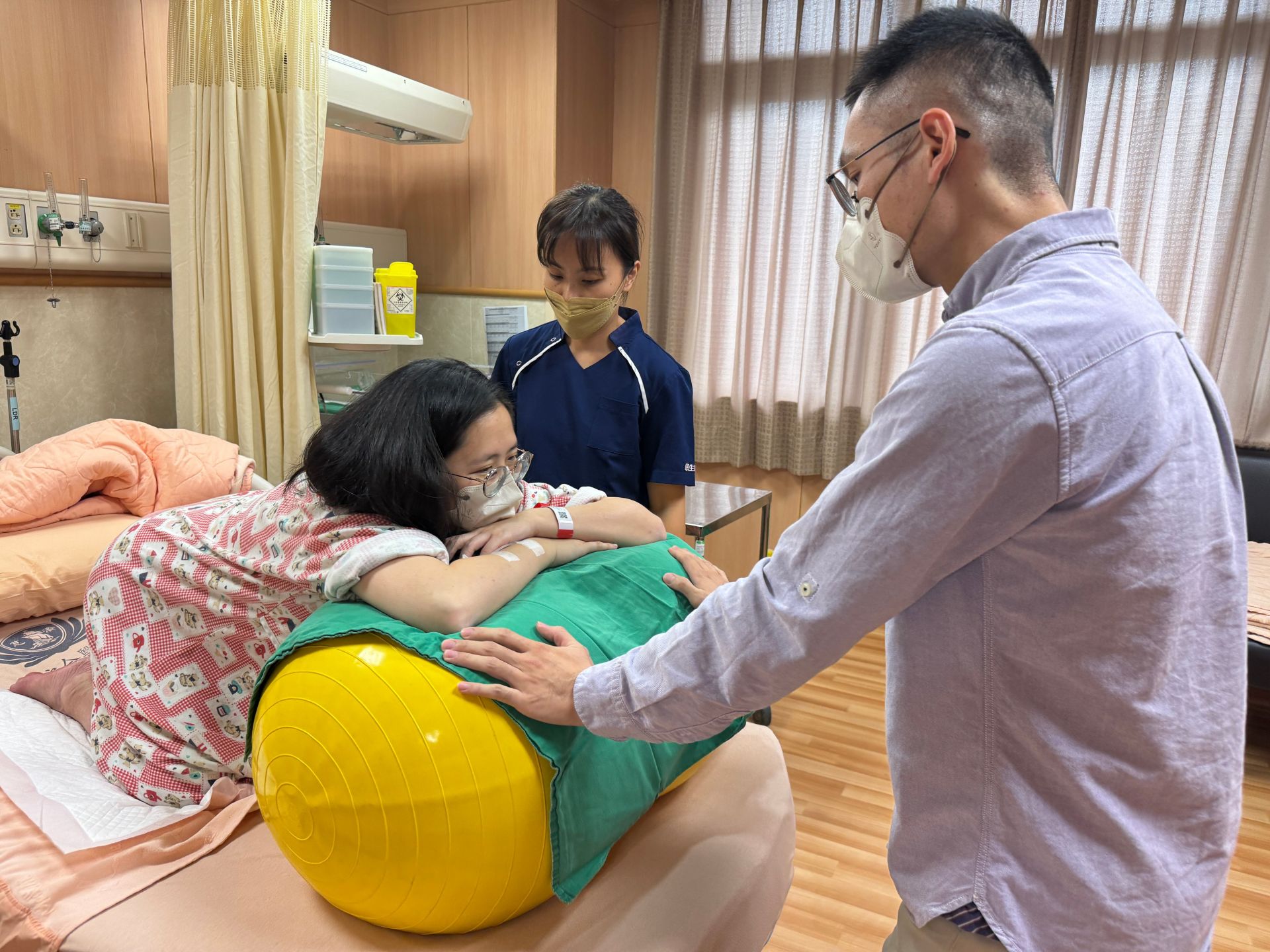 透過助產師（左後）從旁指導，先生能確實給予產婦身體與心靈的支持，從焦急的旁觀者化為參與其中的陪產助手。