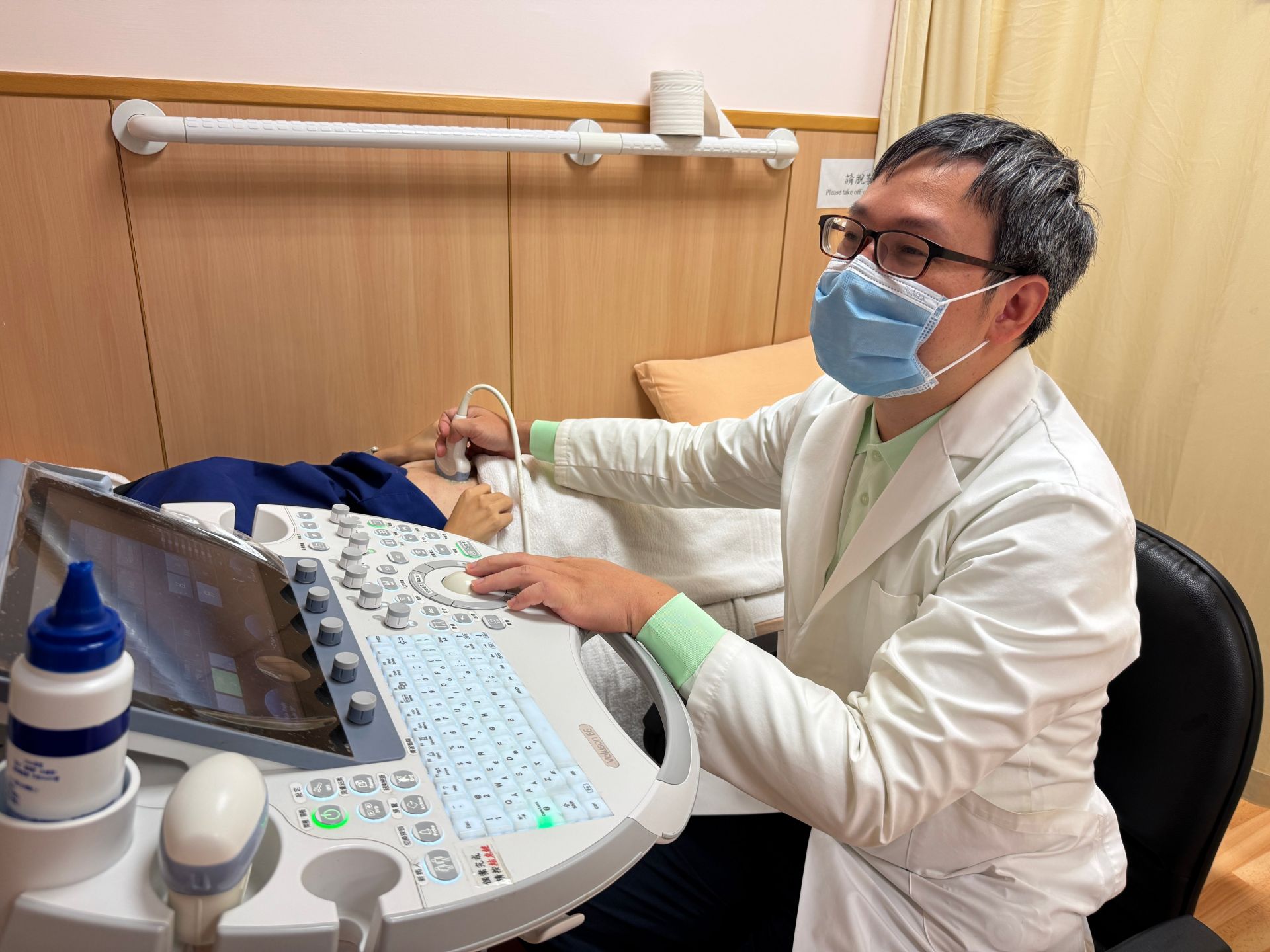 婦產科醫師蘇修緯為孕婦做超音波產前檢查與風險評估，為溫柔生產提供最堅實的醫療安全後盾。