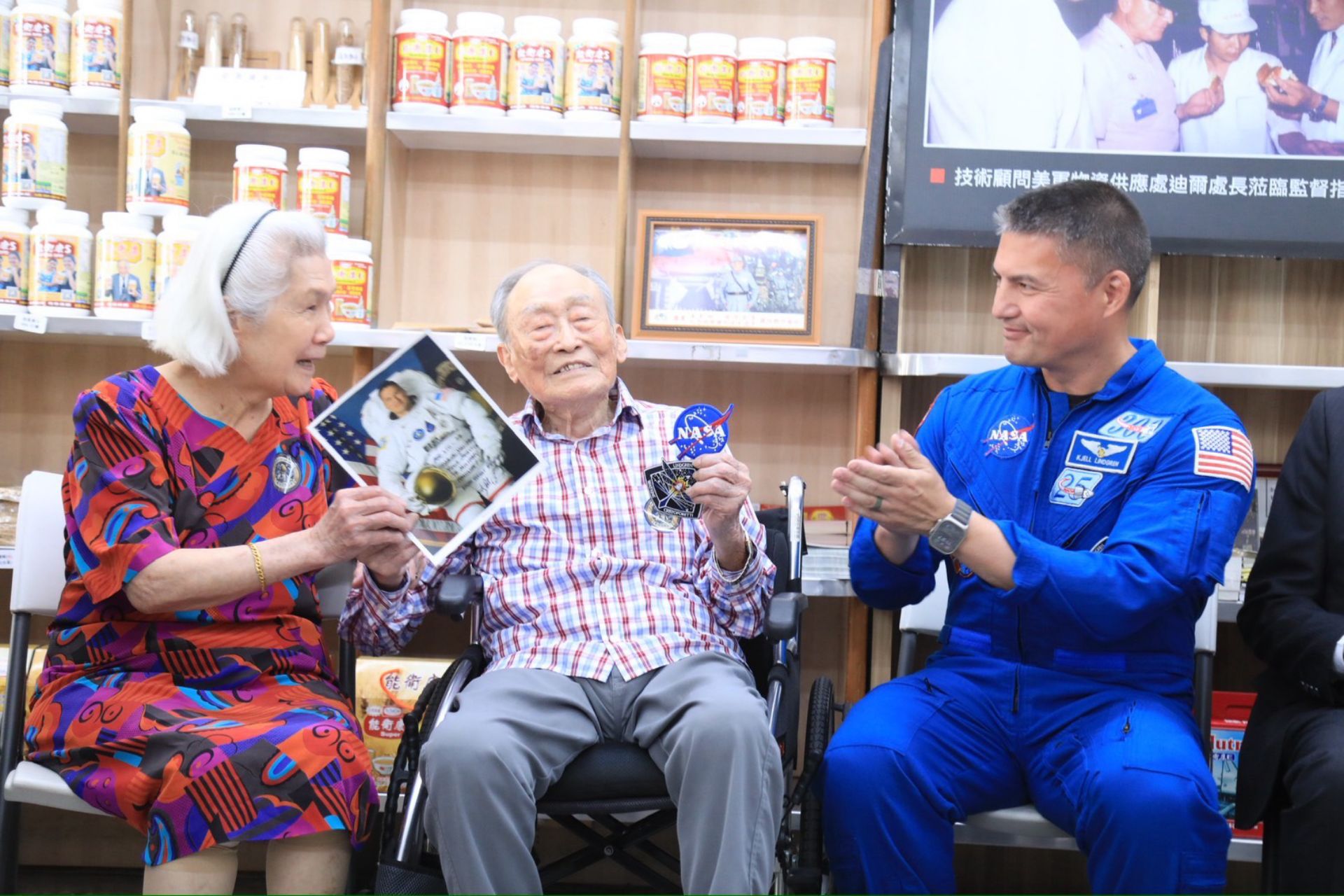 林醫師也回贈蘋果麵包創辦人劉伯伯nasa徽章留念