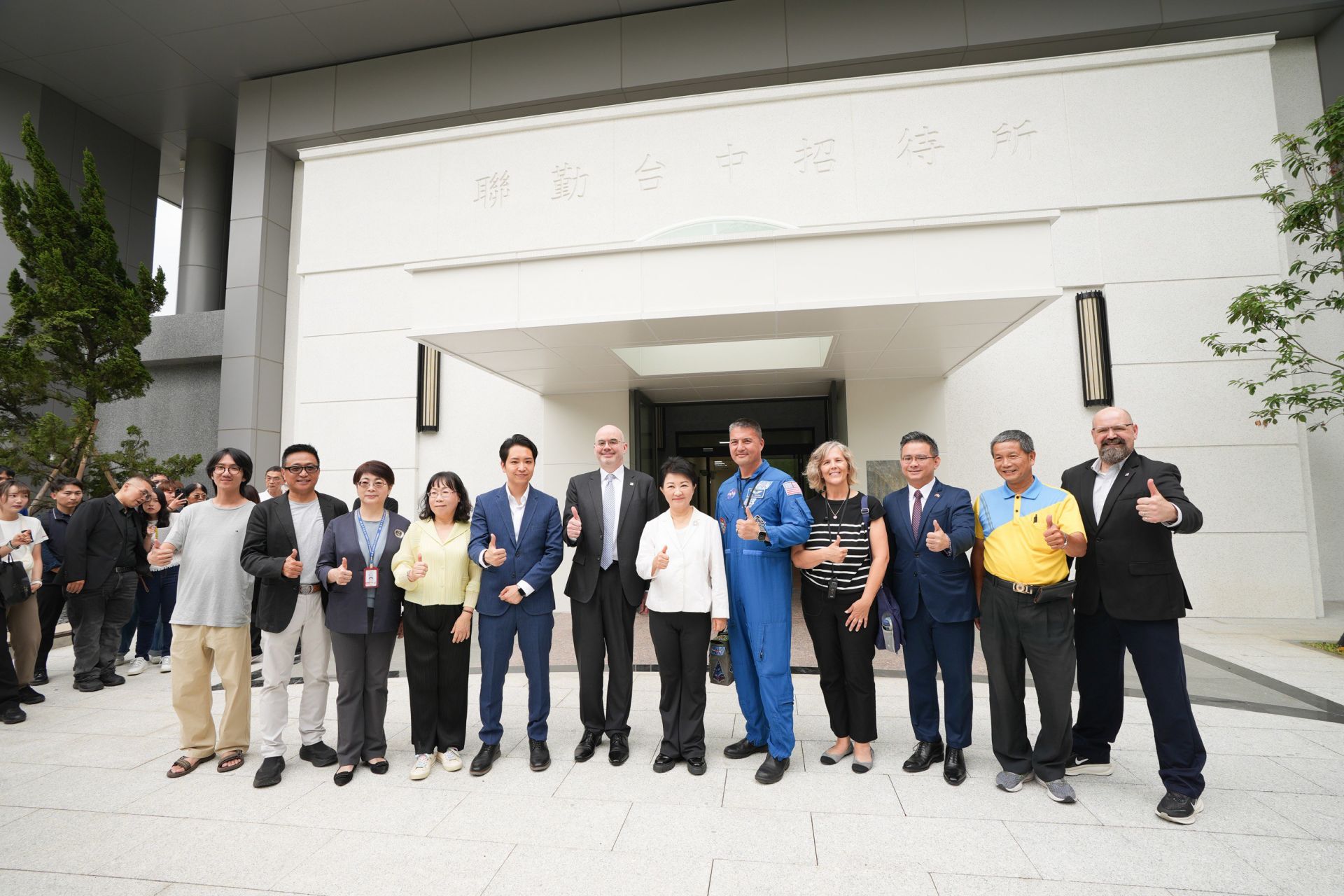 市長-ait谷處長及林琪兒夫婦等人於聯勤台中招待所的立面牆合影