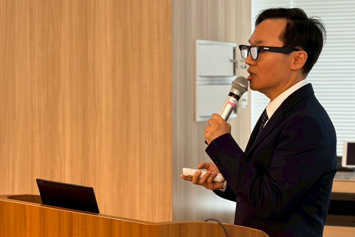 孫立易博士除介紹花蓮慈濟醫院細胞研製中心的高規先進設備，以及以臨床應用的脊髓損傷細胞治療、CAR-T療法、AI運用在中西醫精準醫療的「醫王一號」系統，與進入臨床試驗的植物標靶新藥。