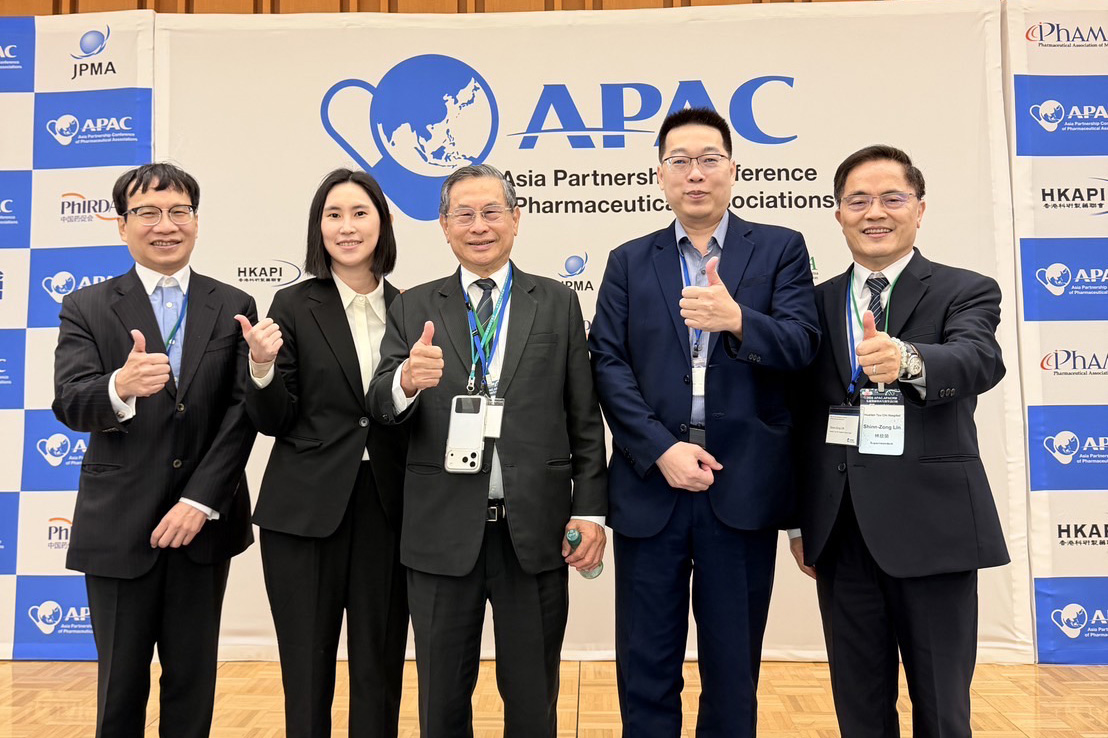 亞洲製藥協會合作會議(APAC)會場，林欣榮院長（右起）與史坦賽薾生醫總經理林世吉、財團法人生物技術開發中心董事長涂醒哲合影。