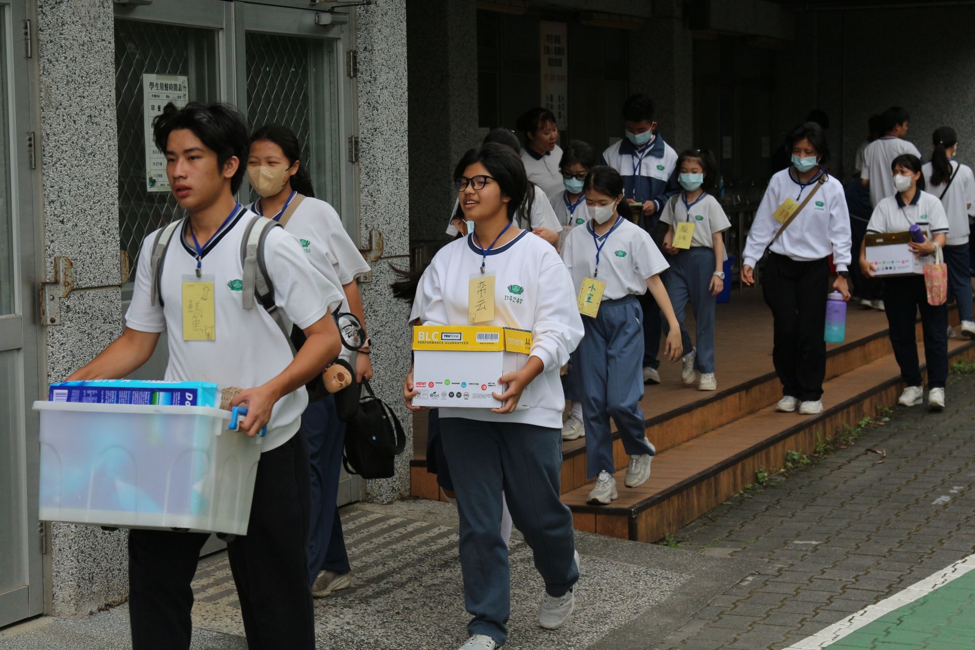 1.志工經過兩週密集的開會討論、規劃、設計遊戲，並利用課餘時間製作道具，讓阿公、阿嬤在活動中展露開心的笑容。