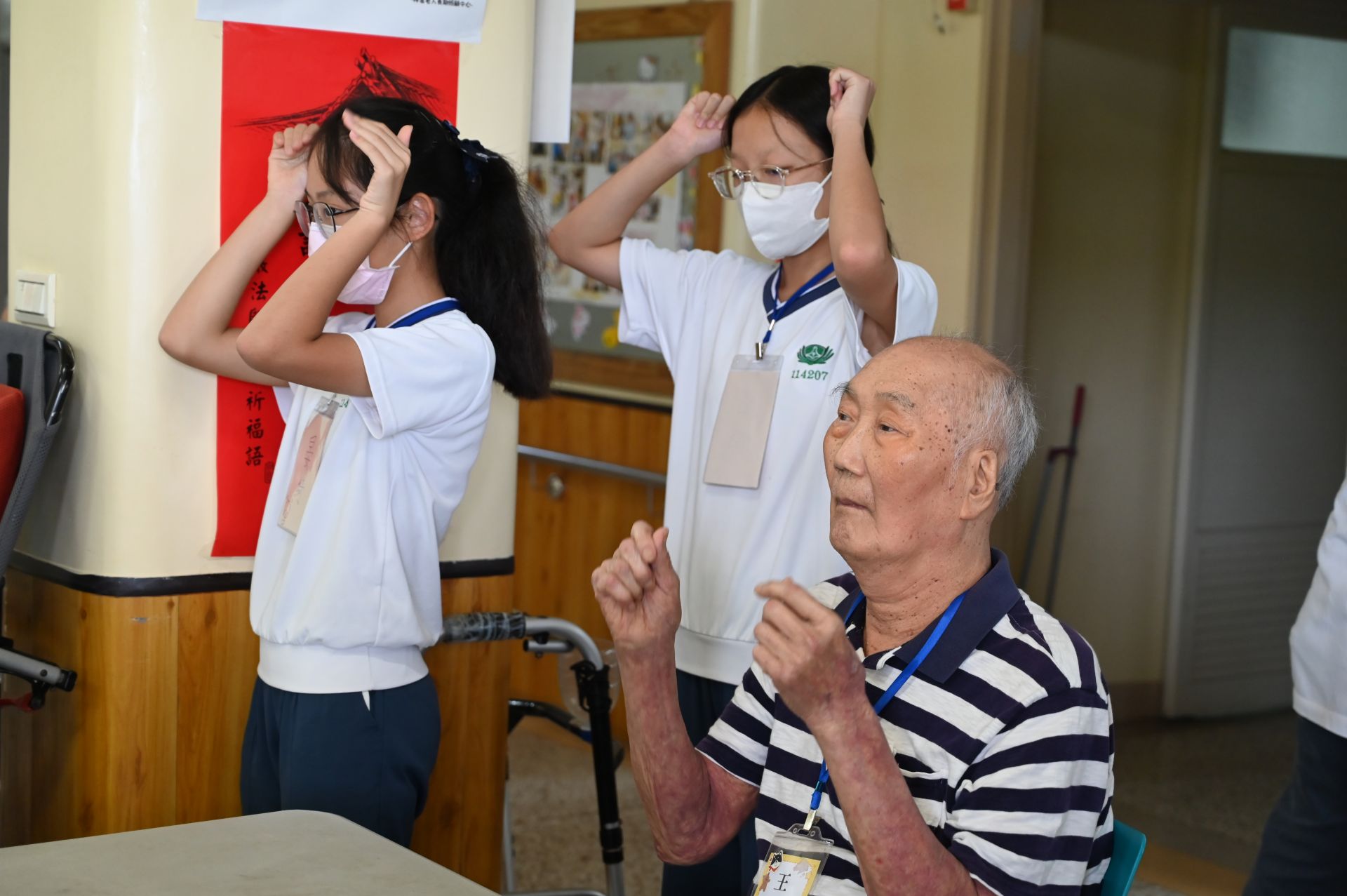 學生們還安排了肢體律動，現場笑聲此起彼落。