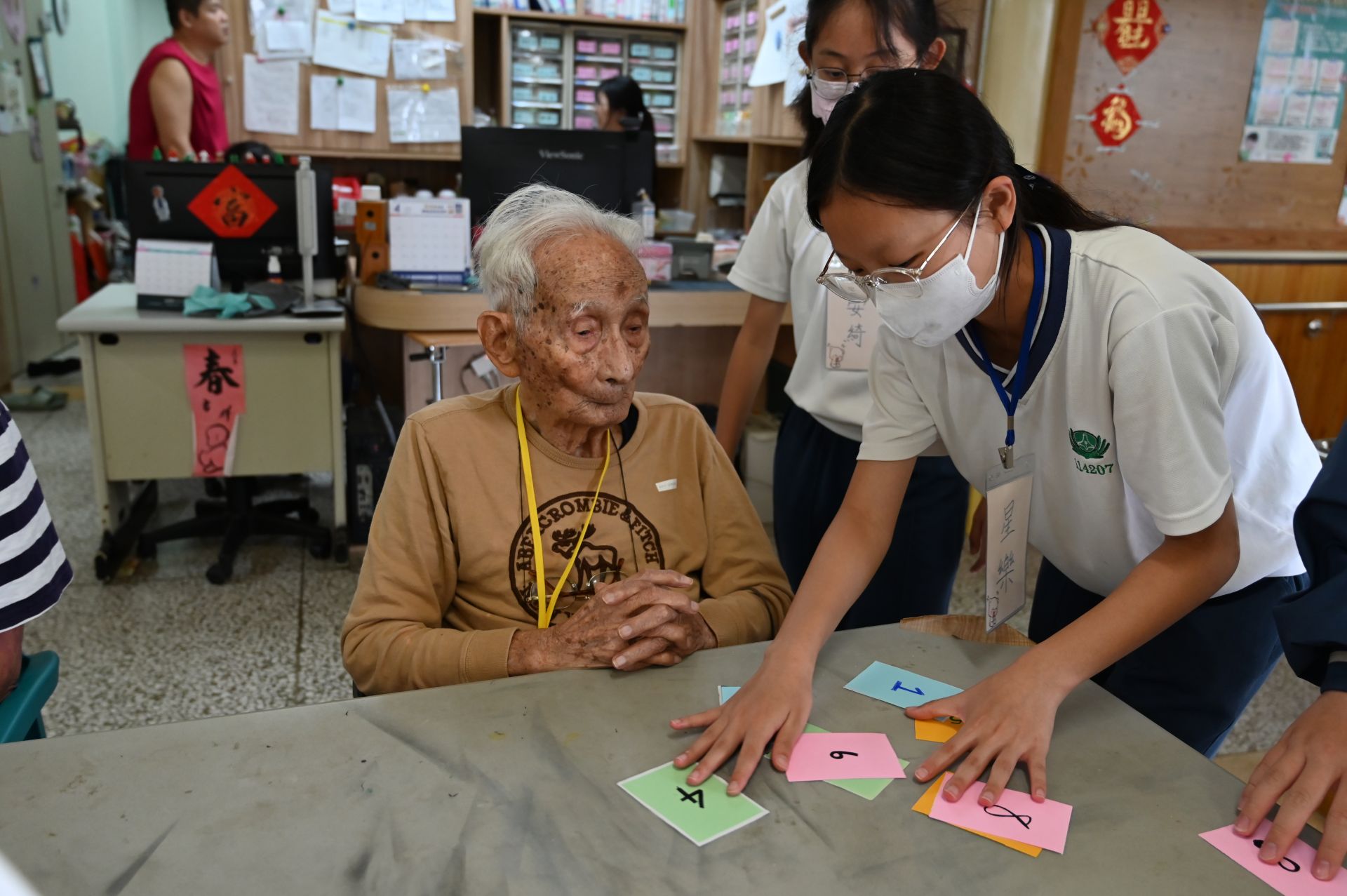 記憶遊戲，讓長輩們在遊戲中動腦、動手。