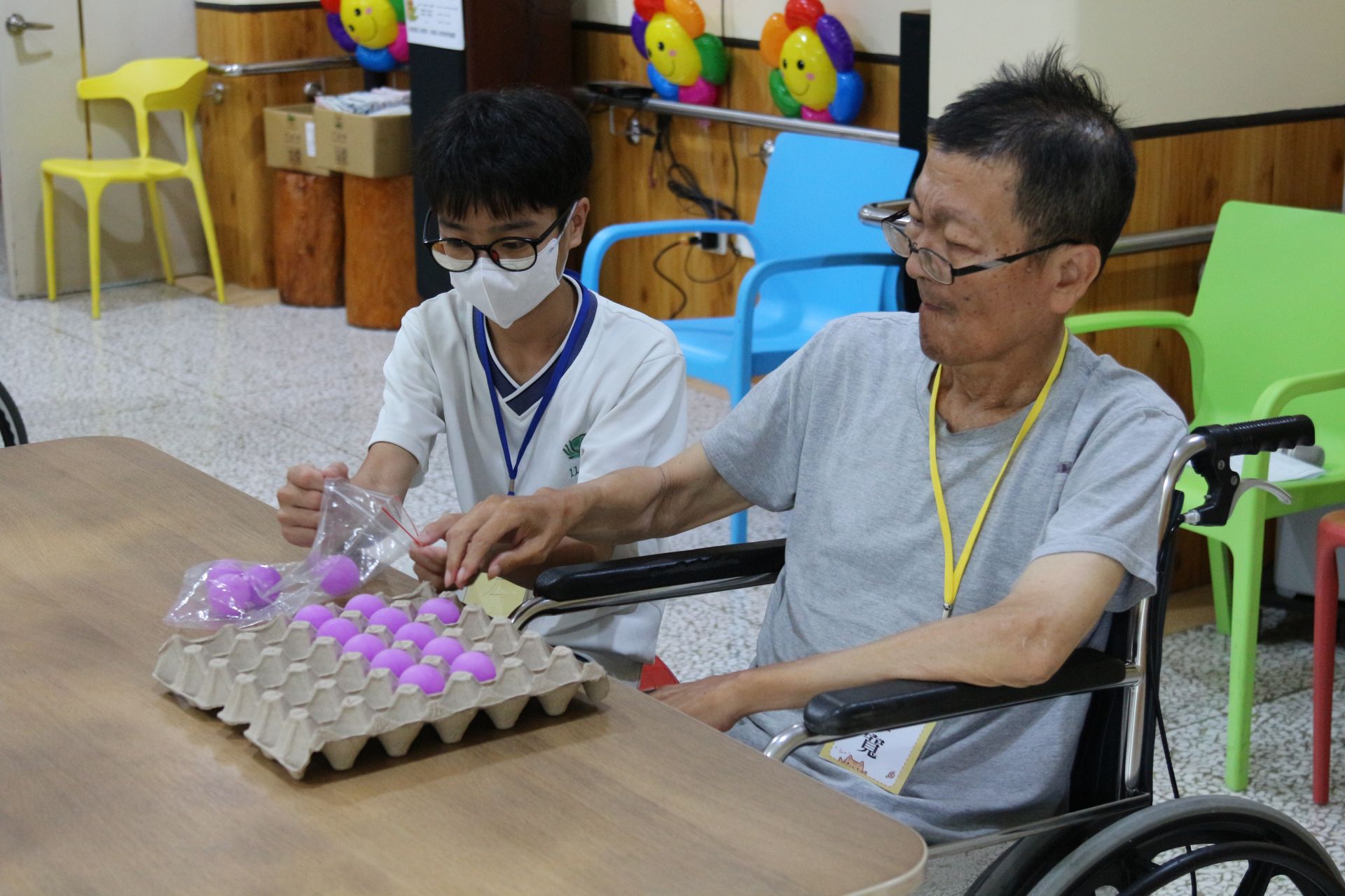 創意挑戰如疊疊樂、拋球合作等，鼓勵長輩彼此協力完成任務