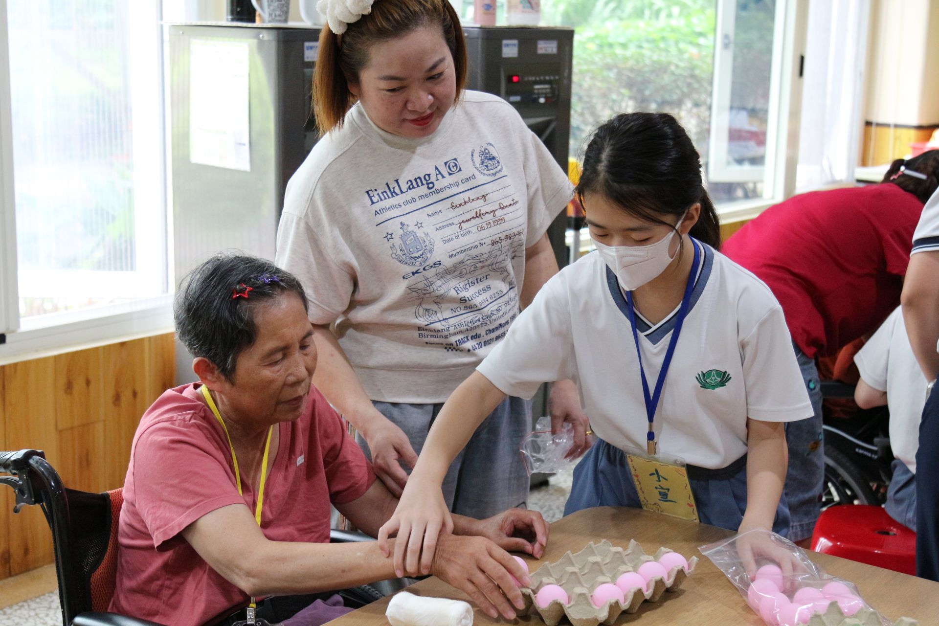部分長者手部較不靈活，志工貼心陪伴與協助，畫面溫馨感人