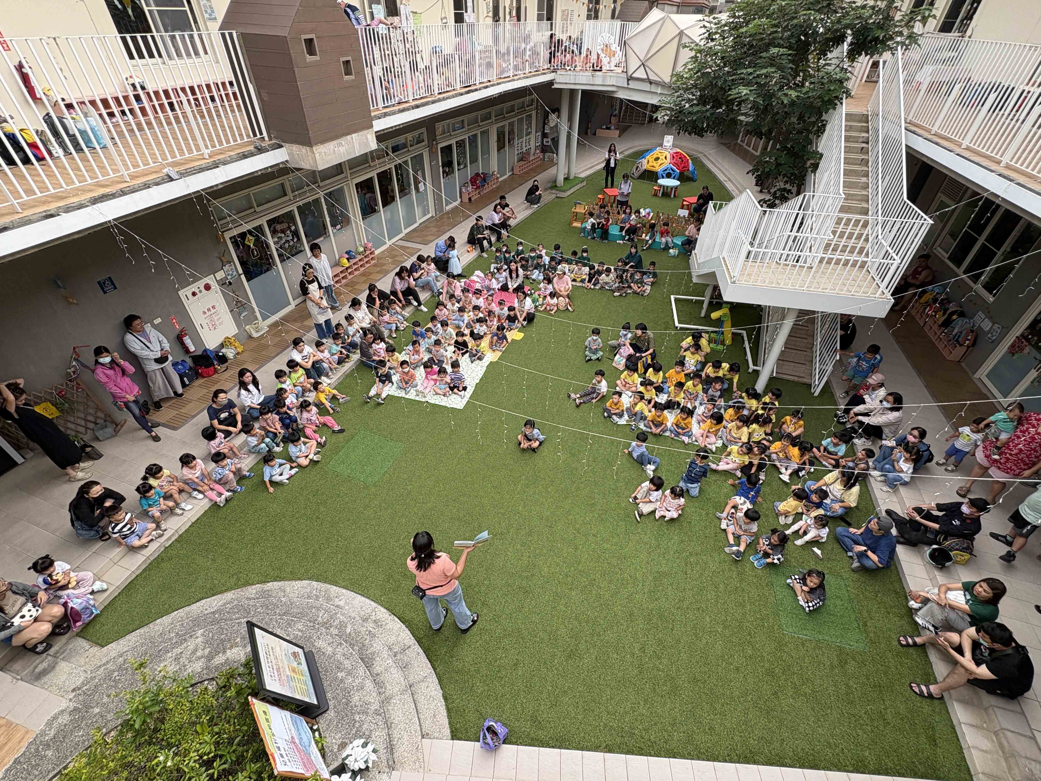 活動吸引逾百位親子熱情參與，於草地共讀共享世界閱讀日美好時光 。