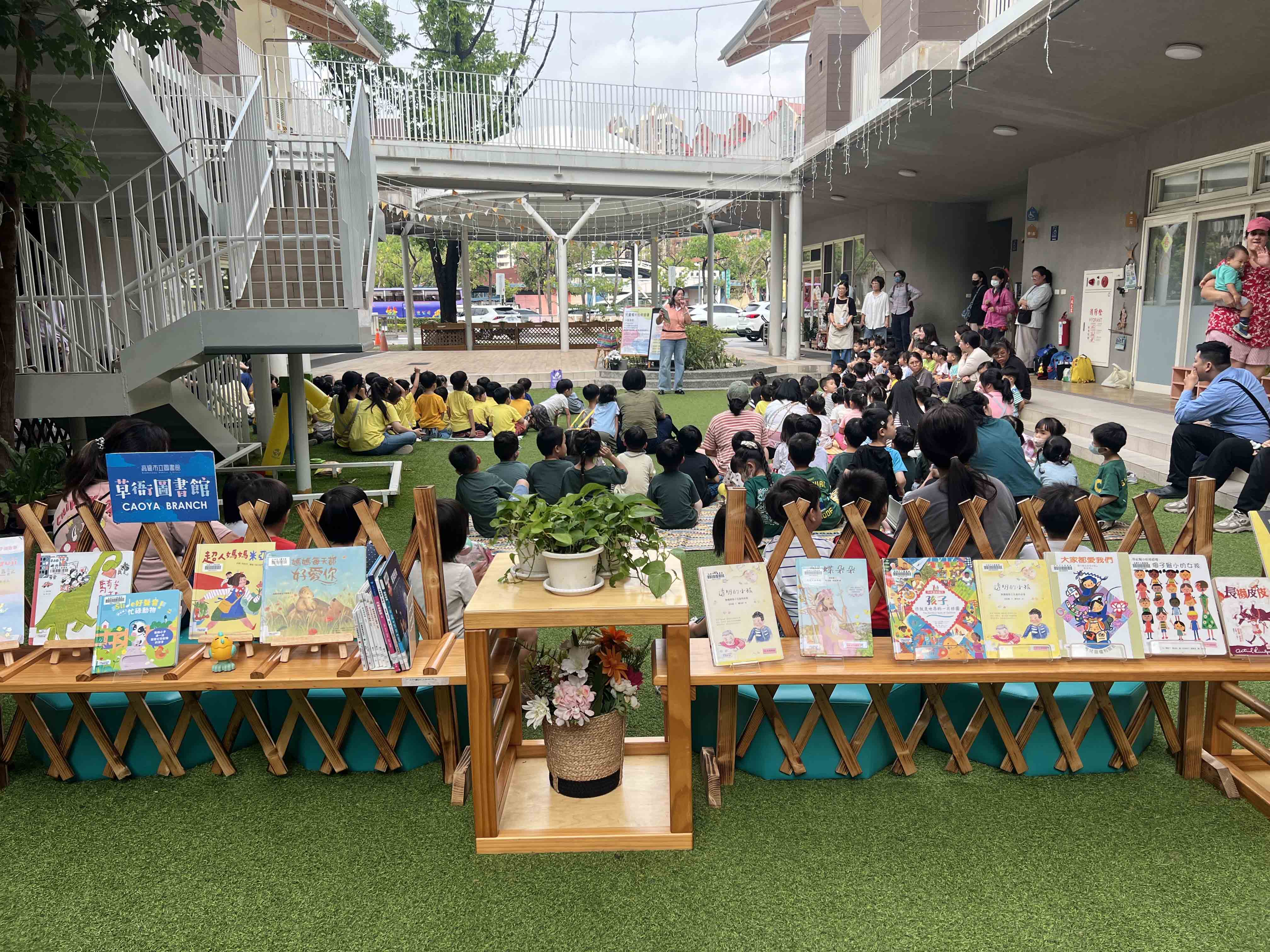 現場精心準備的「童話主題書展」與全新的「繪本閱讀袋」。