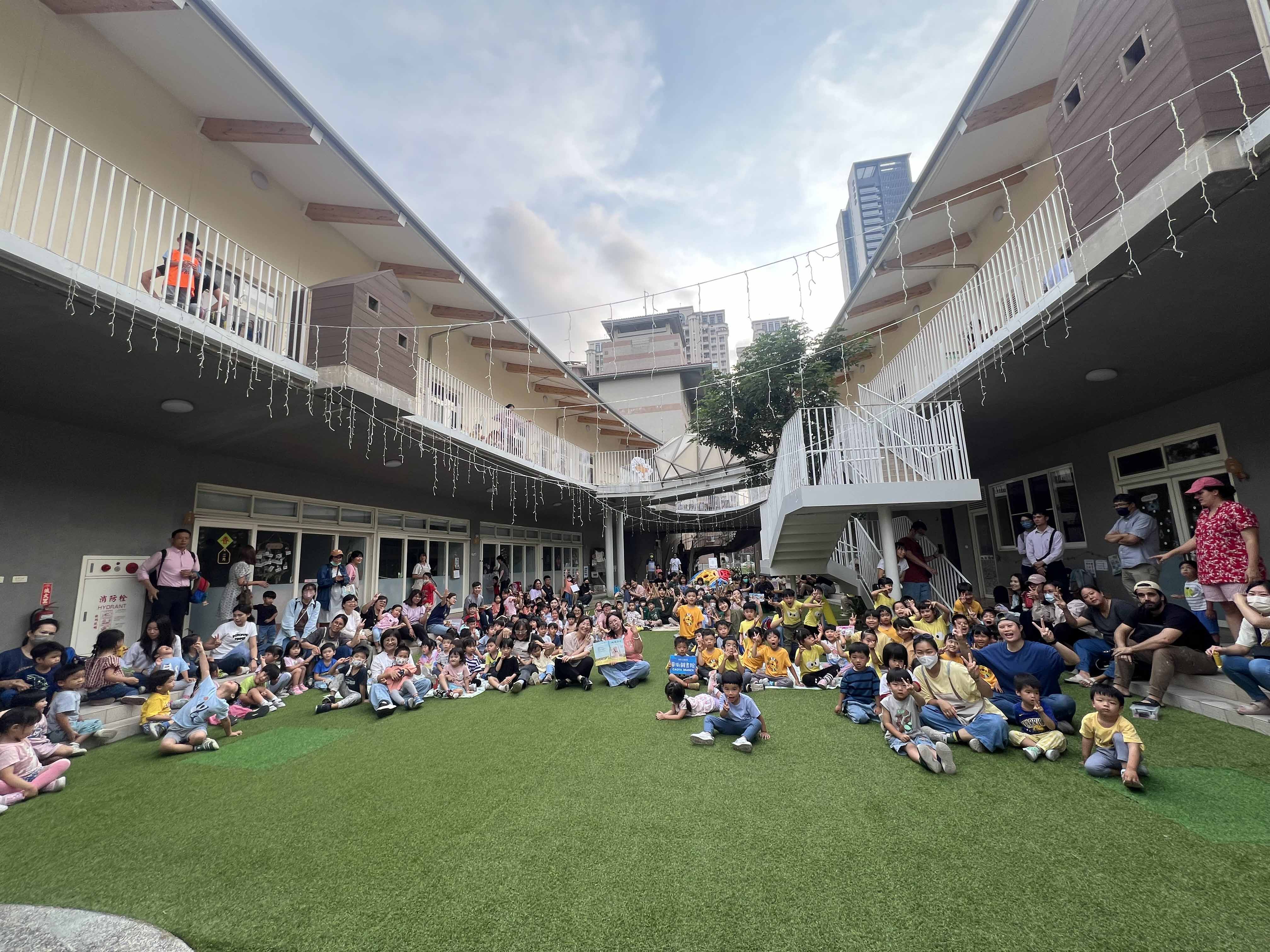 親子齊聚草地參與閱讀派對，聽故事學兒童權利圓滿成功。