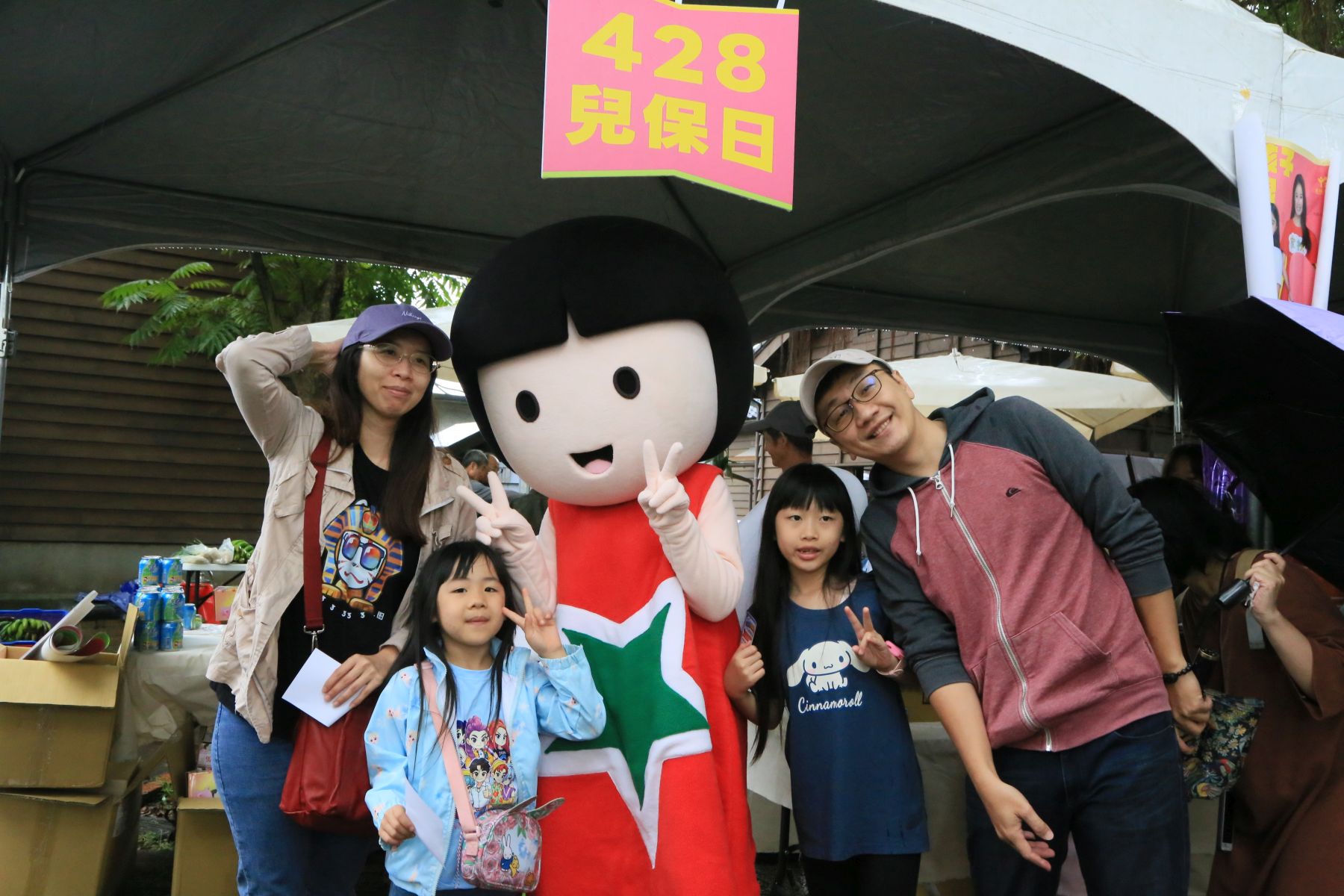 家扶WaWa參與市集宣導，與民眾熱情互動。