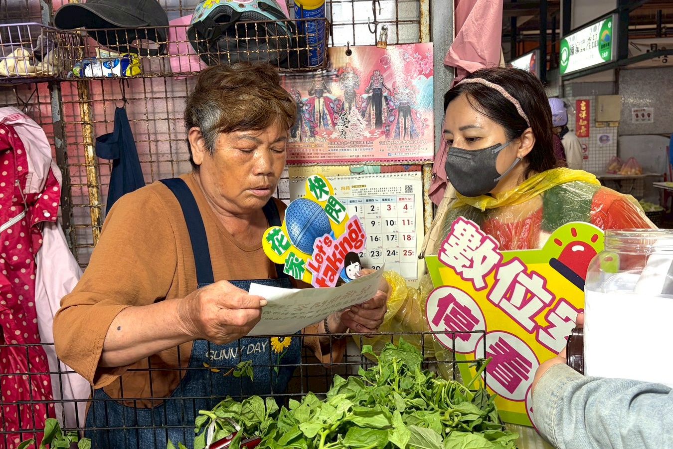 家扶兒童保護宣導深入重慶市場，與民眾和攤商們問答互動。