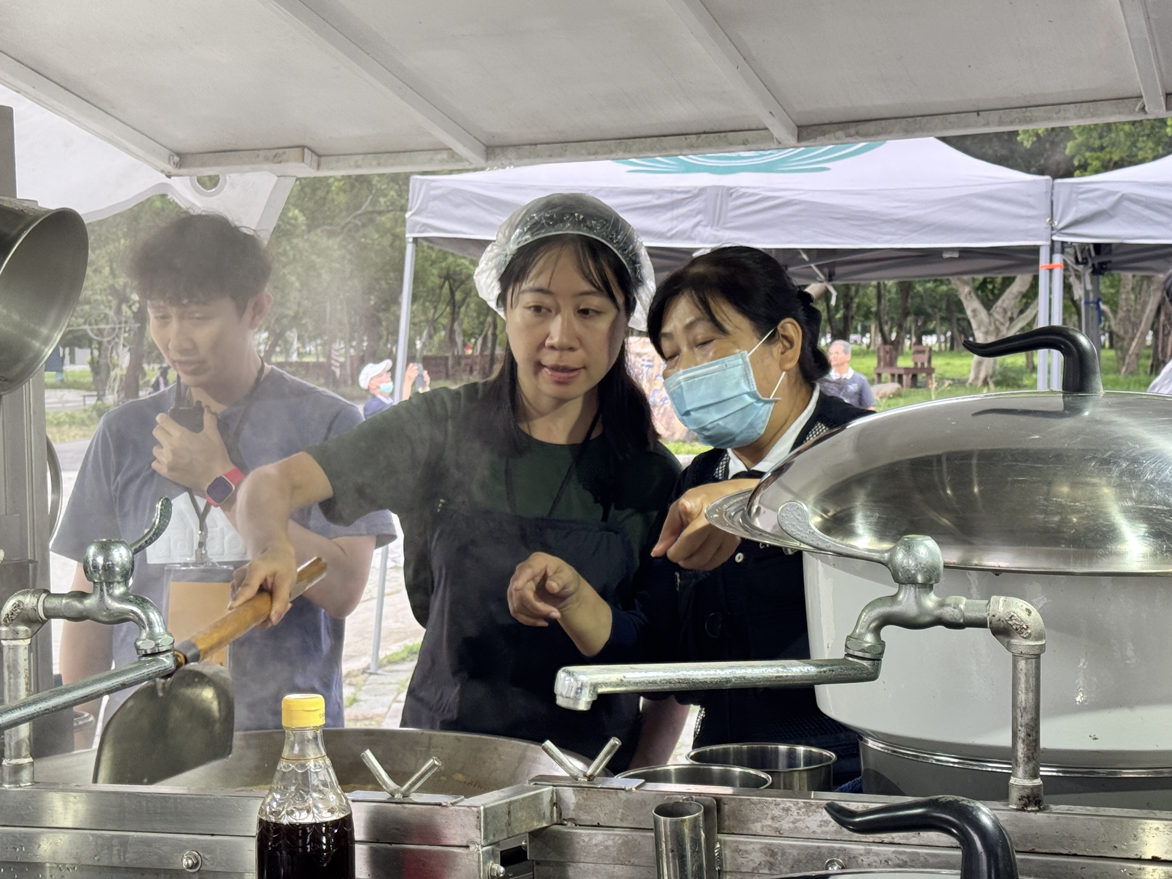 陳俐穎在光復擔任「勺子超人」時吃的 到慈濟的美味素食，這次活動她報名「行動廚房組」，親手為大家煮羹湯。