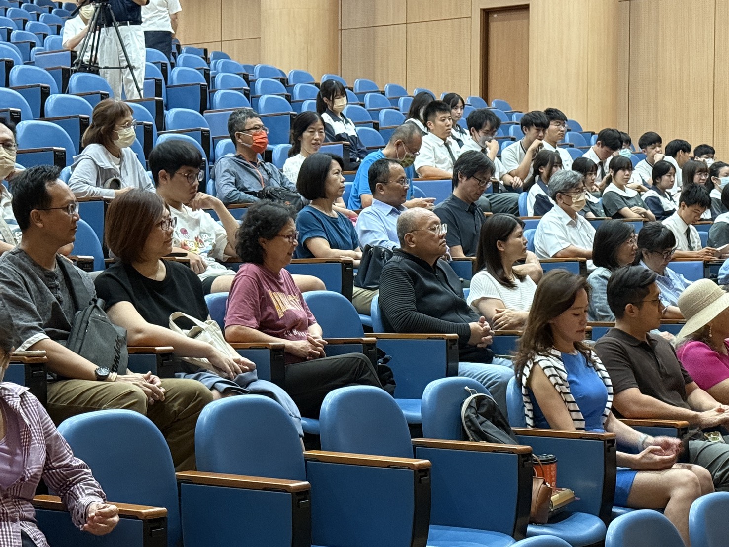 家長們聚精會神觀賞學生演出。