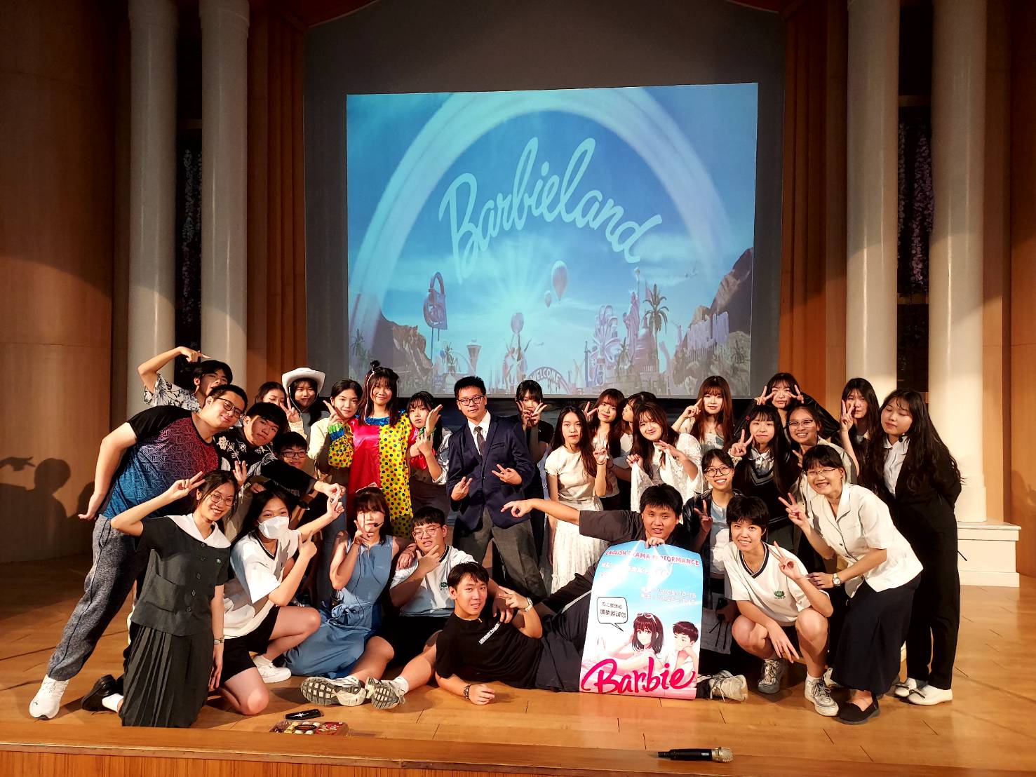 高二雙語實驗班學生全程參與籌備與演出，成功將觀眾帶入芭比的世界。