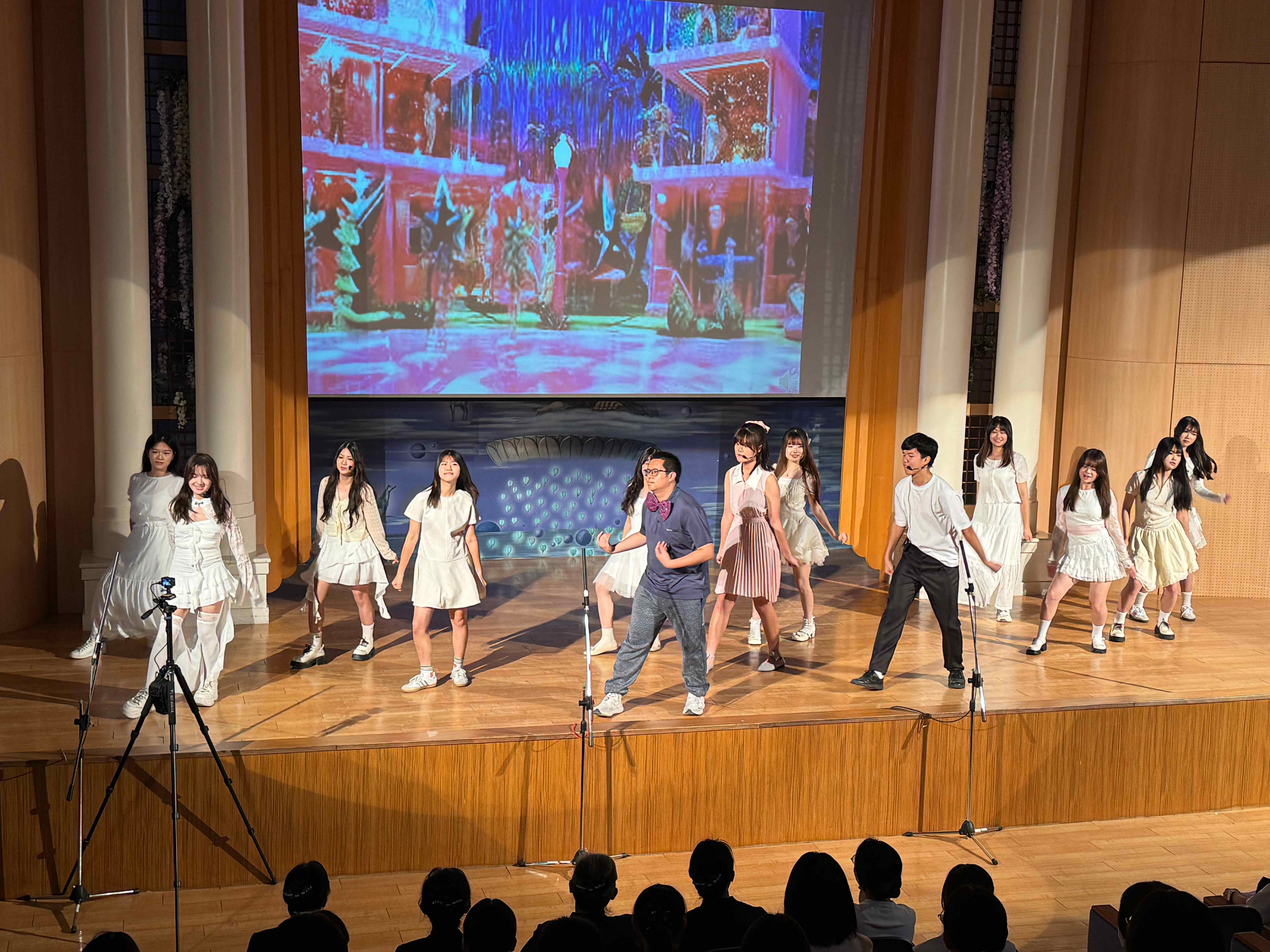 學生以生動的肢體表現，展現辛苦練習的舞蹈場景。