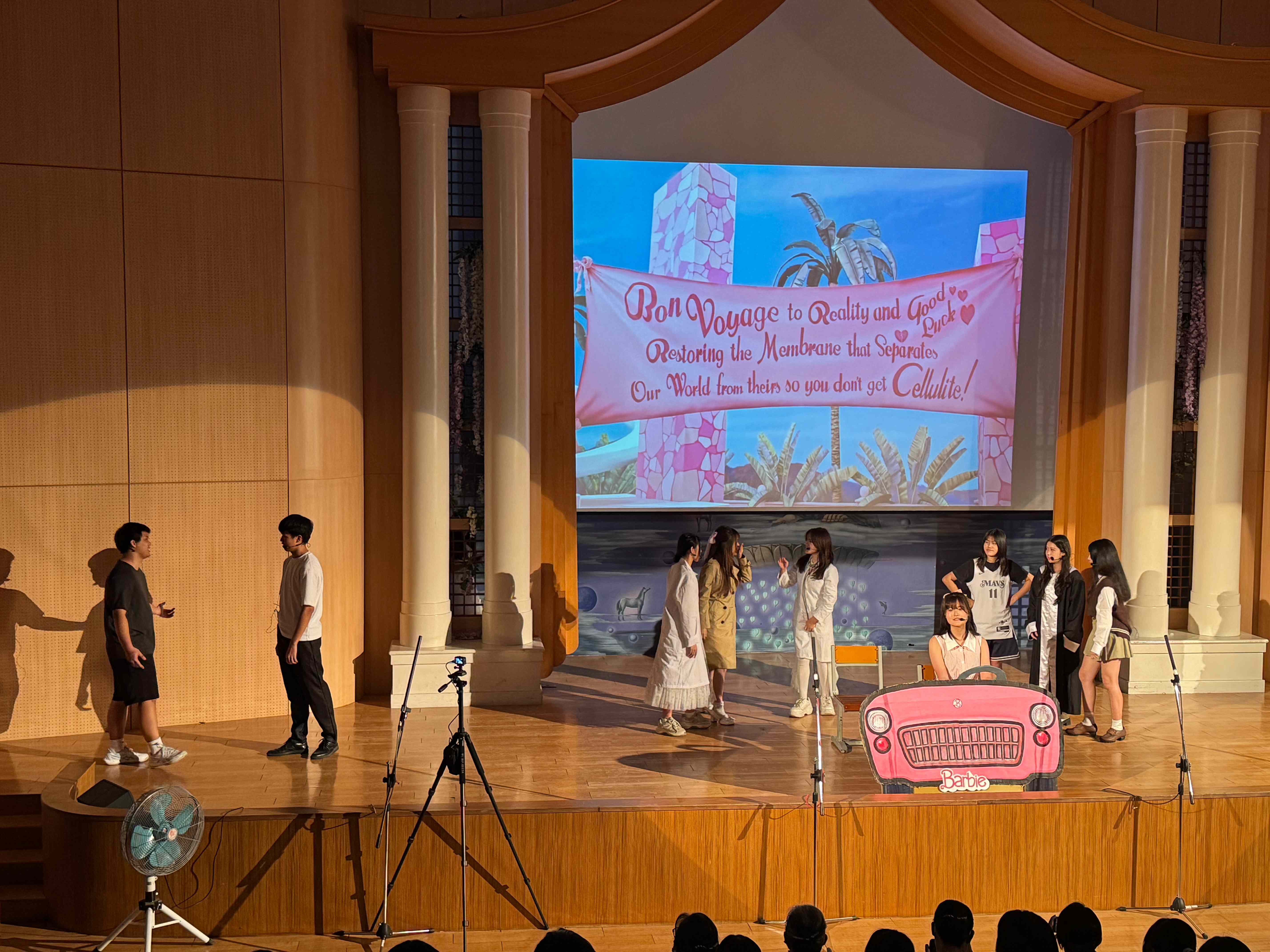 學生用心演出芭比，展現流暢的英語表達能力與舞台自信。