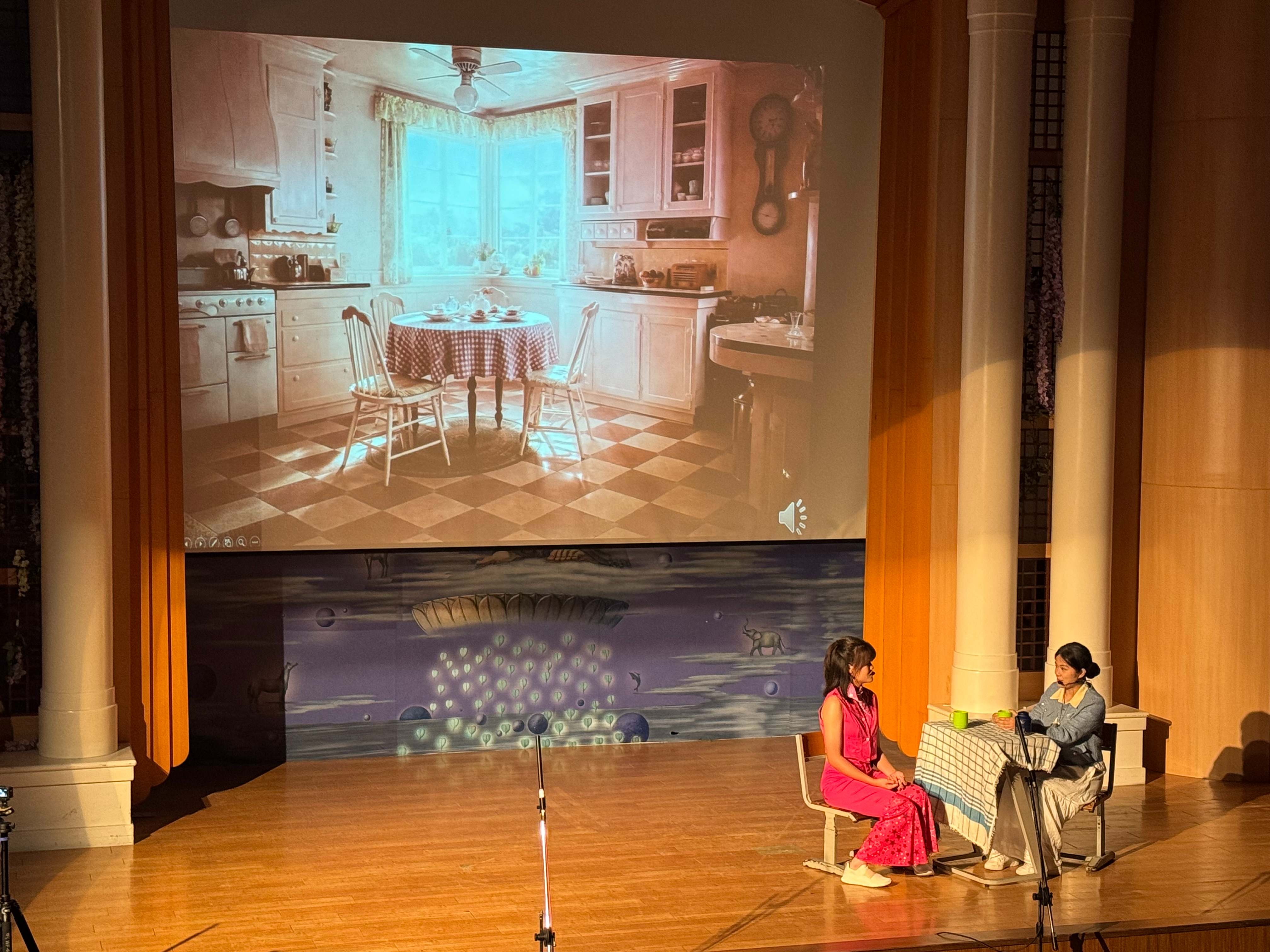 學生專心投入詮釋角色。