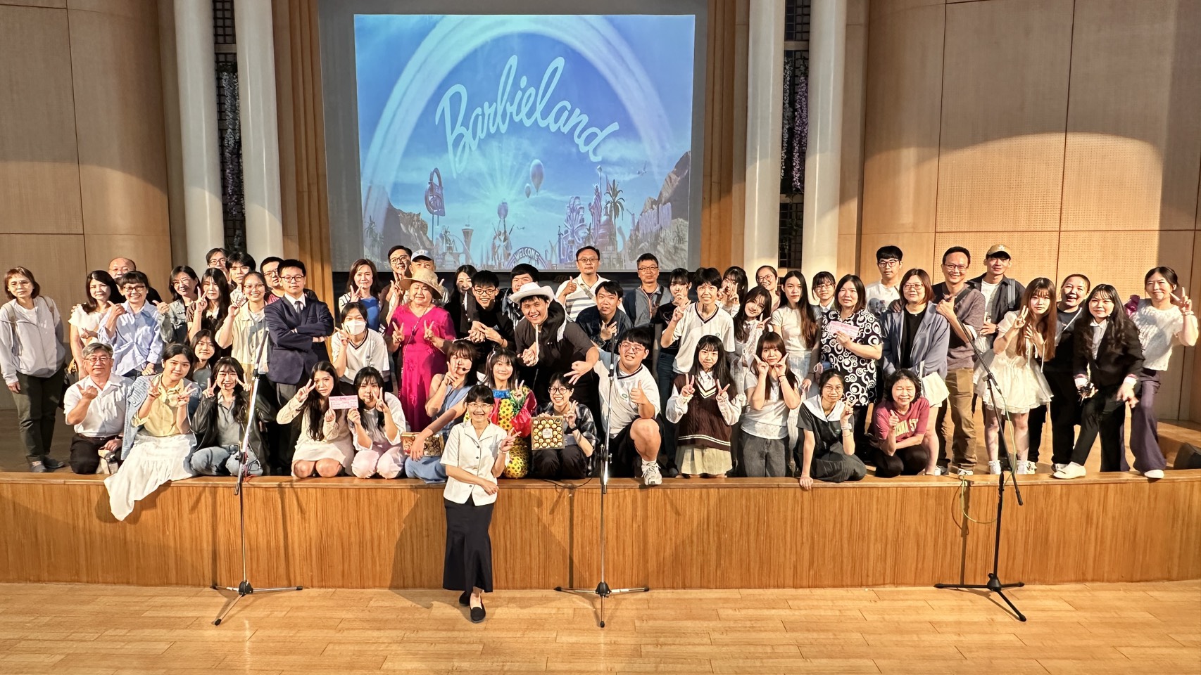 導師、家長、同學於展演完後慶祝大合照，為學習歷程寫下深刻而動人的一頁。