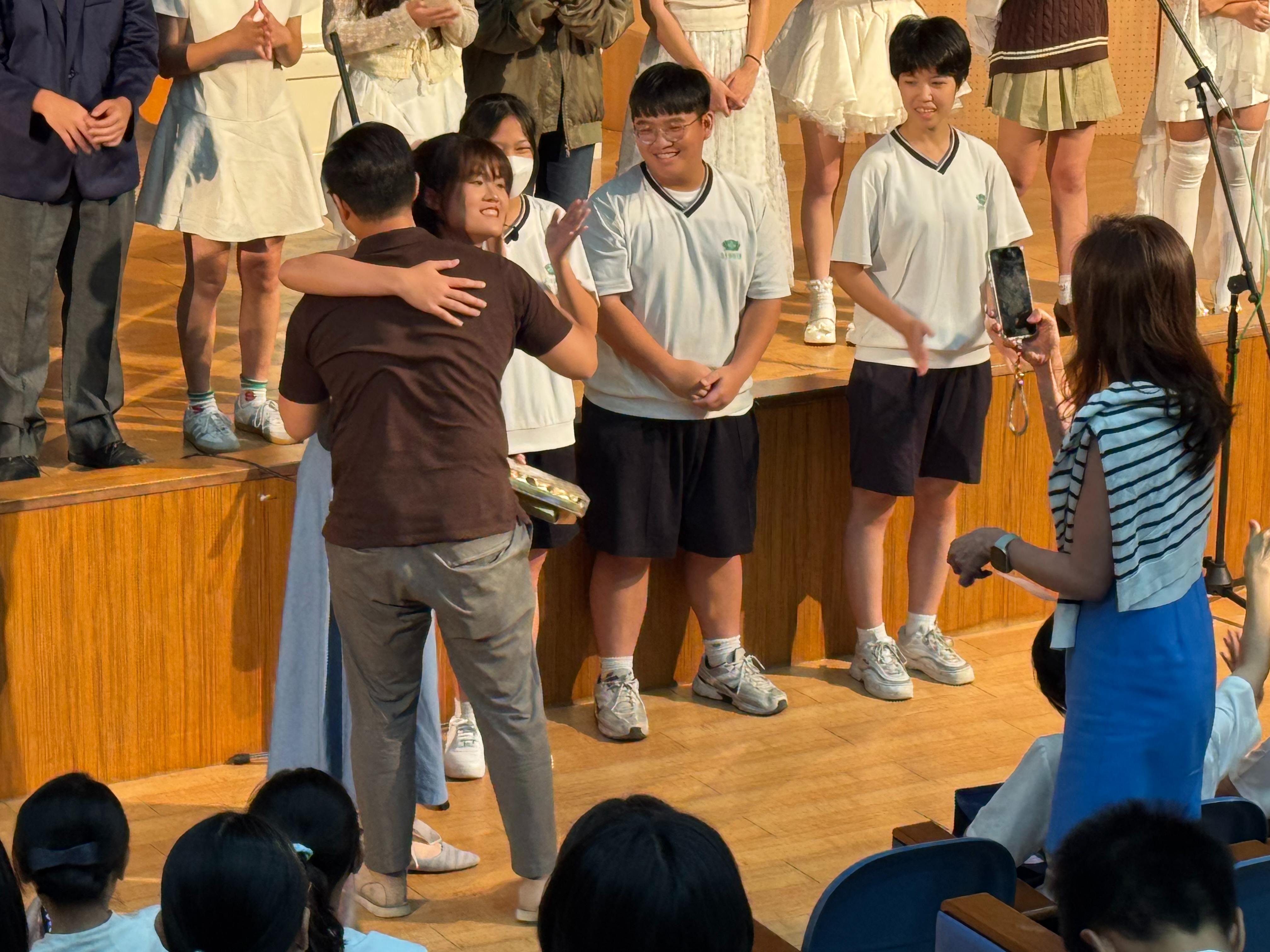 家長出席孩子們的表演，為子女送上最大的擁抱。