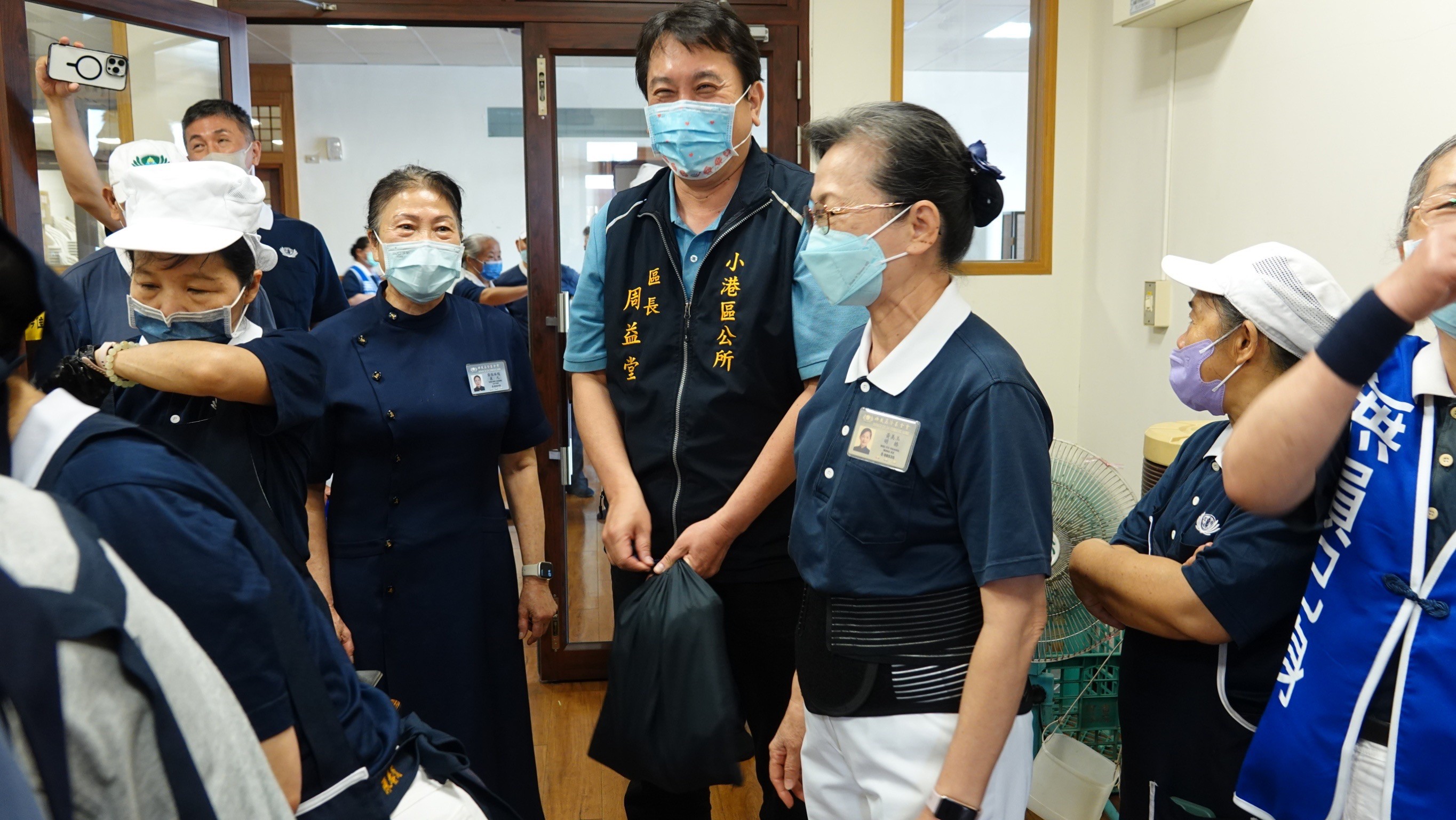 高雄市小港區區長周益堂特別撥冗親臨會場，為建檔民眾與志工加油打氣。