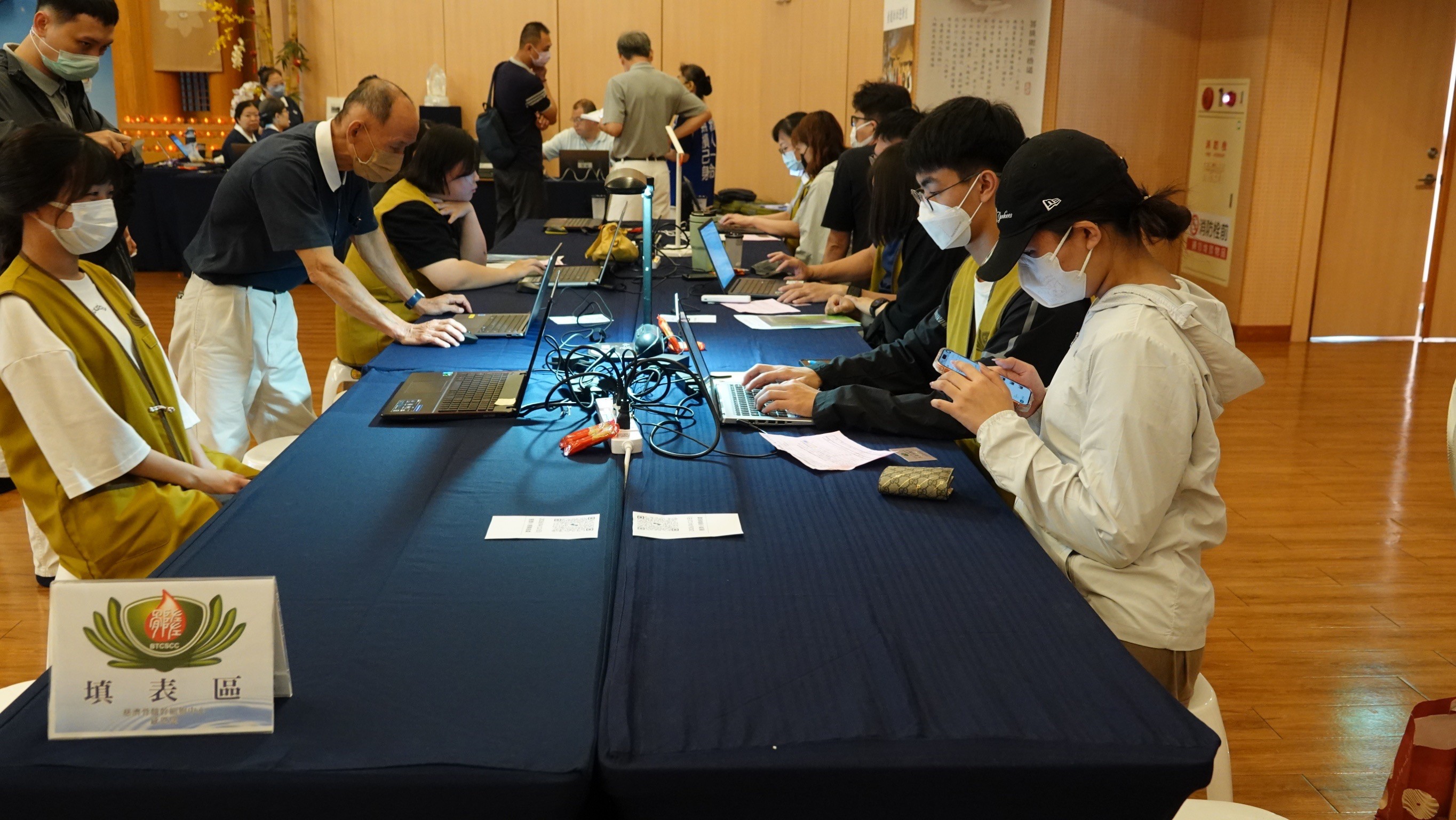 一同在填表區協助資料輸入的李昌幸表示，自己是小港在地人，雖然後來搬離故鄉，但因彣倢師姐的邀約而回來幫忙。他過去也曾多次參與小港的活動，這次特別希望能為故鄉盡一份心力。