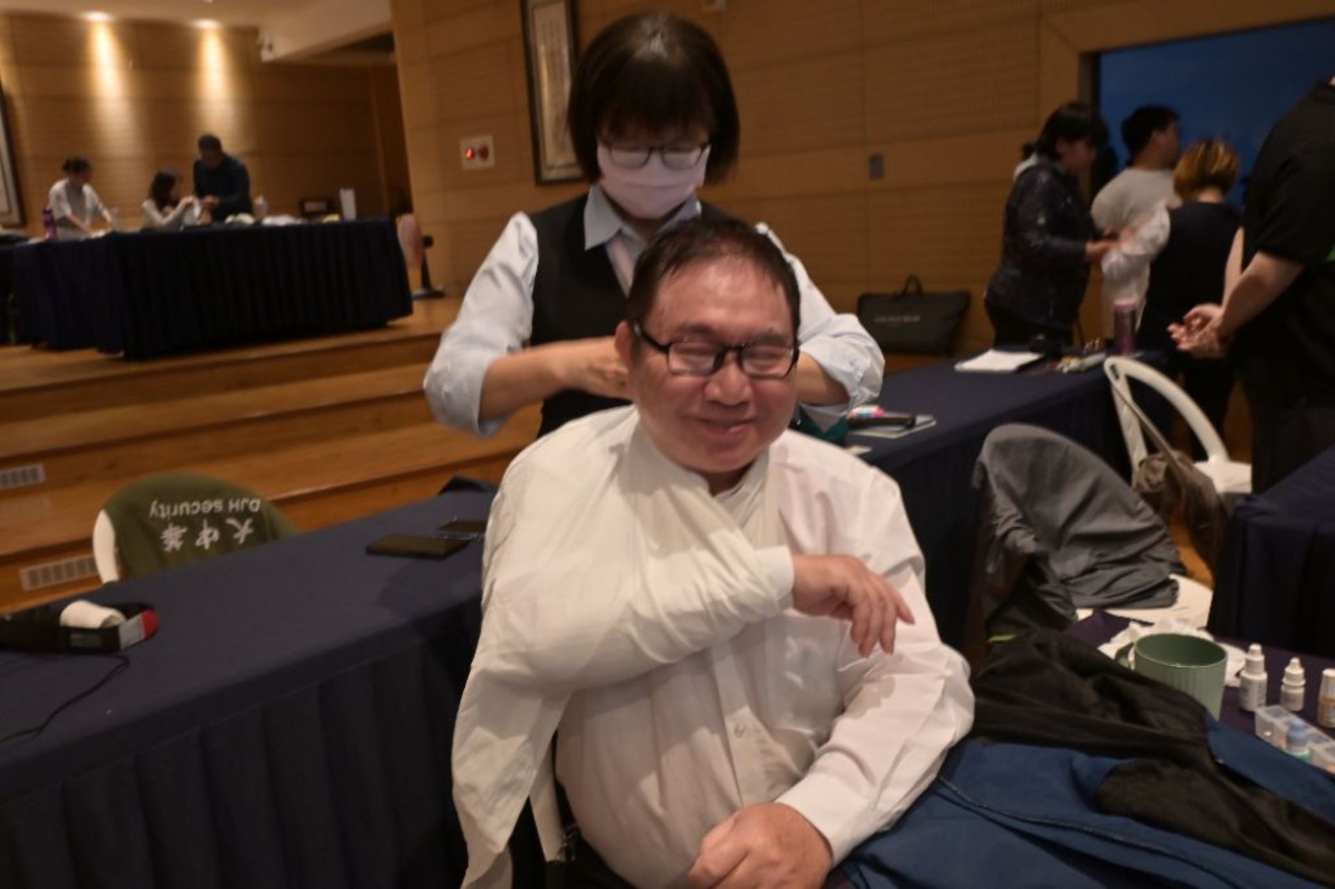 李永福先生是社區的總幹事，九二一地震時他隨著慈濟志工前往國姓鄉興建組合屋，與慈濟人合作愉快，本身是基督徒的李先生與慈濟人相互祝福。