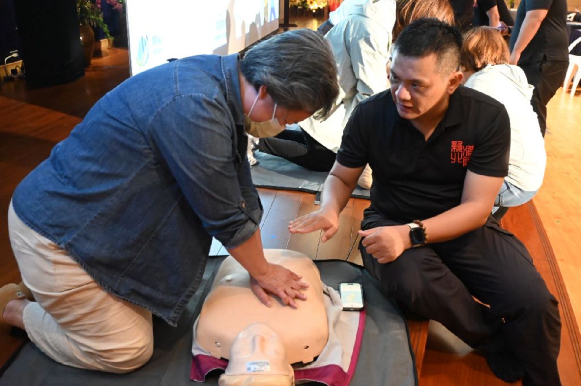 午後三點，全體學員二十人分一組由助教進行驗收，學員從心肺復甦術（CPR）及自動體外心臟電擊去顫器（AED）基本操作。