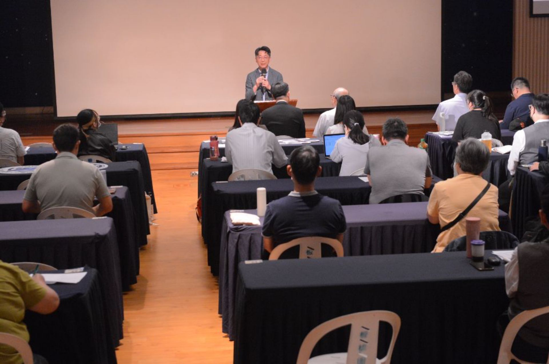 臺灣建築中心副執行長林杰宏也表示：「取得防災士資格不僅是榮耀，更是一份責任，需在災時安定人心、平時串聯資源、災後協助復原。