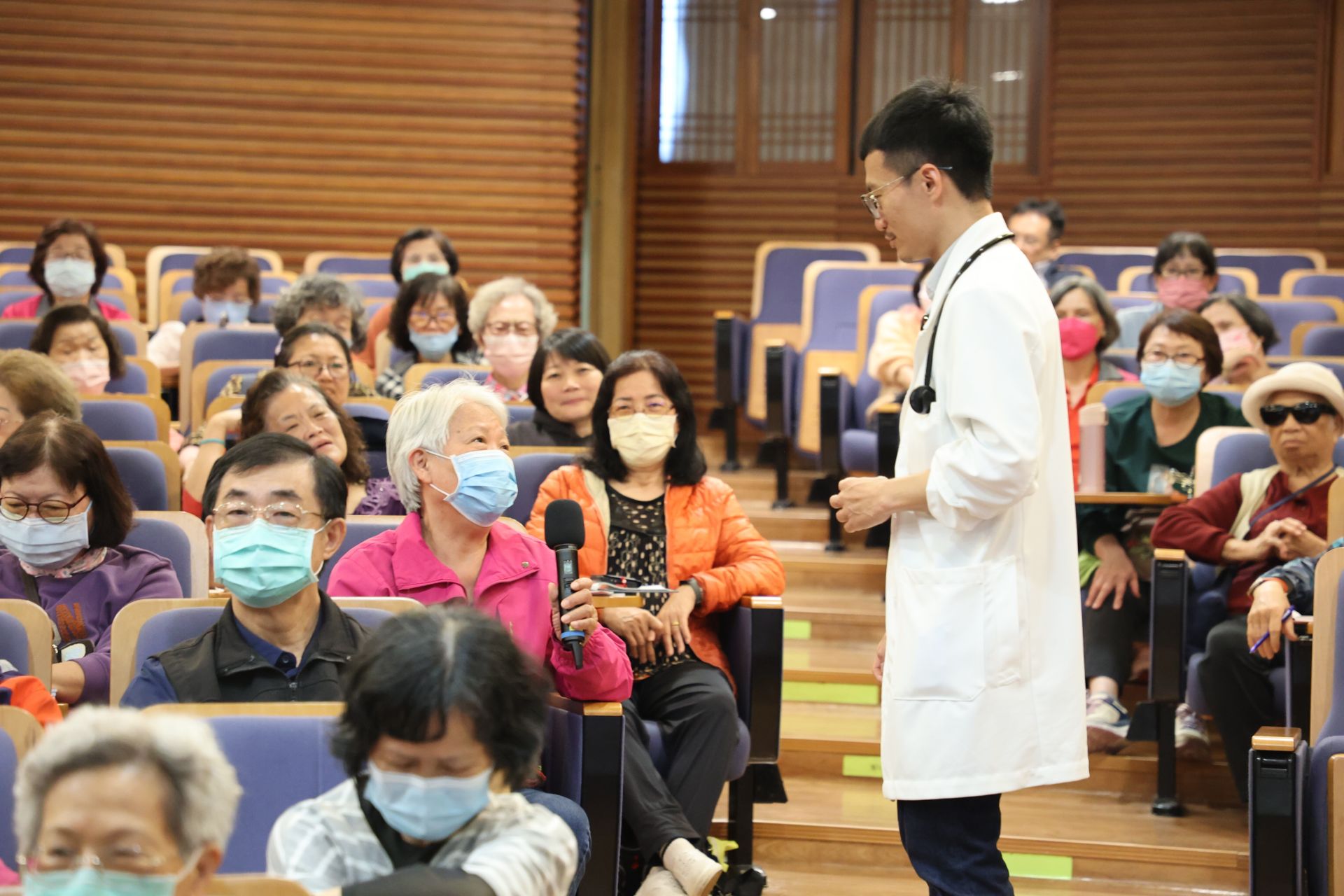 張賀翔醫師走下講台以問答的方式和關心健康的民眾打成一片，也更了解一般大眾普遍的疑惑。
