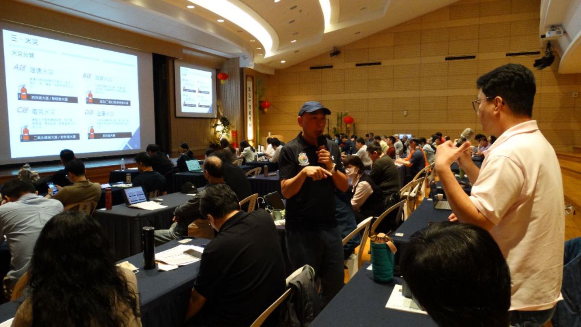 劉奕和講師開門見山地問著學員們，一位有防災概念的學員舉手回答：「我家的避難包裏有：飲水、換洗衣物、手電筒等」劉老師讚許學員的防災觀念。。