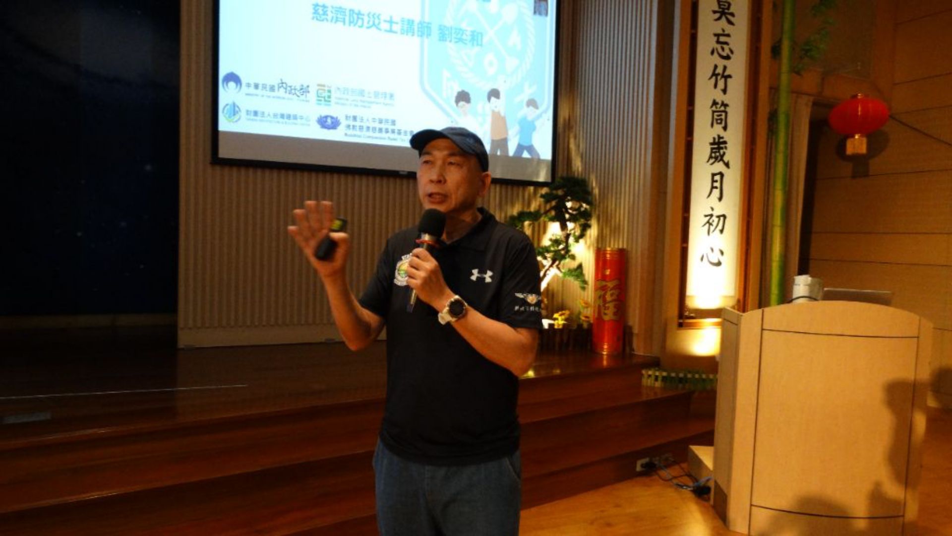 下午由慈濟劉奕和防災士擔任講師，課程主題是「個人與居家防護措施」學員在兩天課程學習後，學科及術科檢測都合格後，由國土署頒予合格證書。