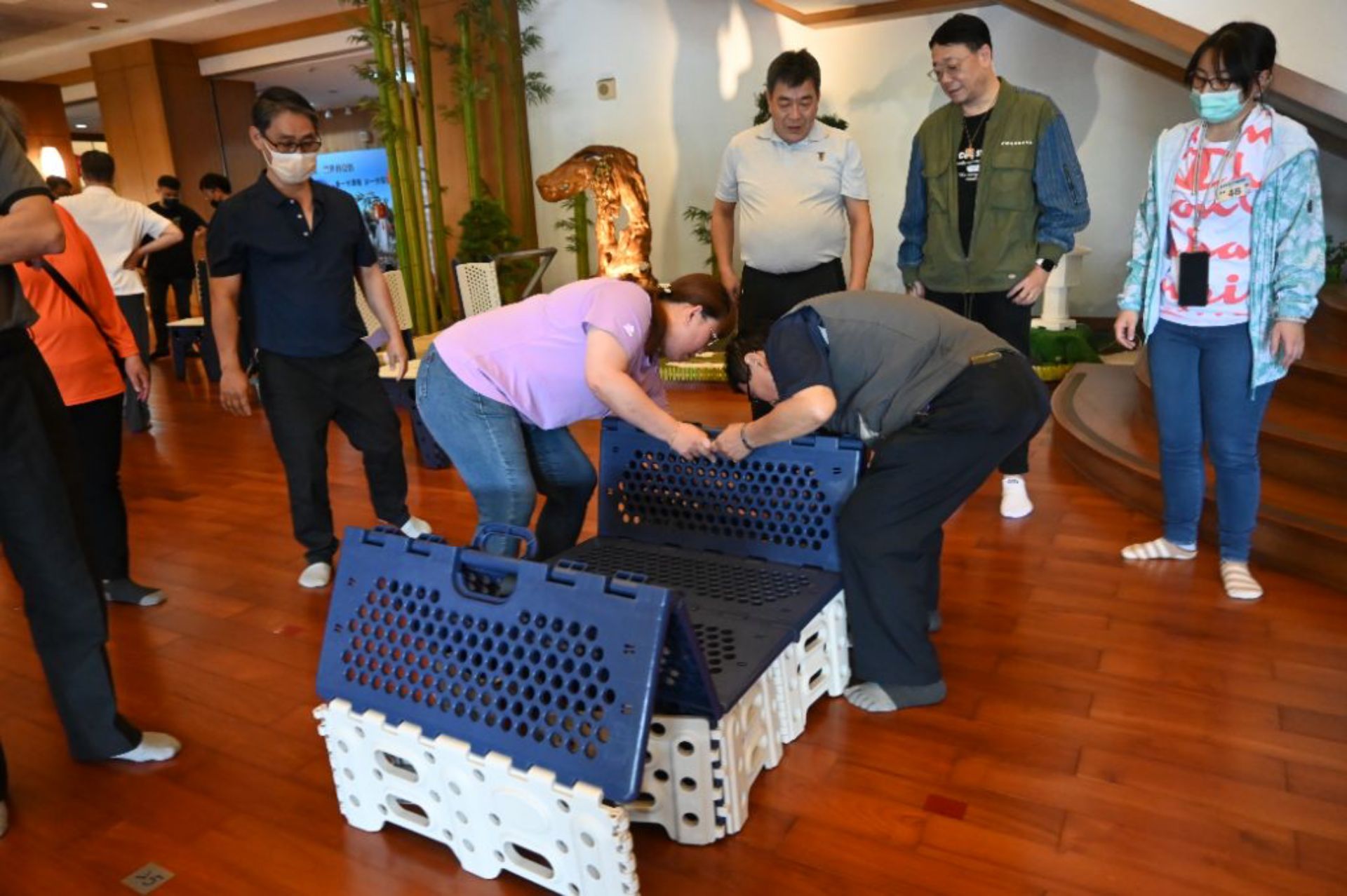 課程中安排學員實際演練福慧床與福慧隔屏的使用方式，讓大家親自練習開啟與收納。透過實際操作，學員能熟悉器材的使用方法，了解在避難收容所開設時如何快速完成。